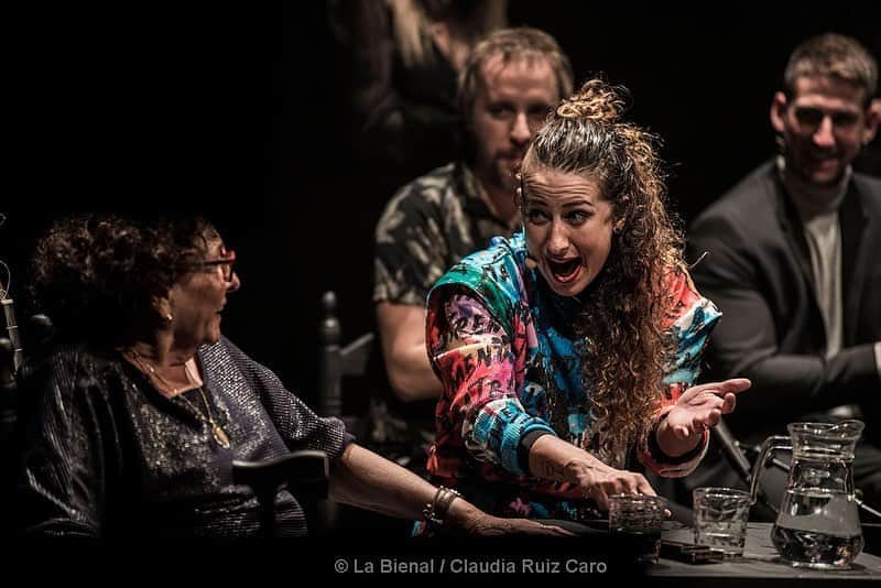 DeFlamenco.comのインスタグラム：「"Tremendamente flamenca y libre" por @saraarguijoes   @cf.latremendita anoche en @labienaldeflamenco   Ya en la portada de nuestra web deflamenco.com   https://www.deflamenco.com/revista/resenas-actuaciones/tremendamente-flamenca-y-libre.html  #flamenco #deflamenco #labienal #flamencoexperimental #flamencosevilla #triana  #cante #canteflamenco」