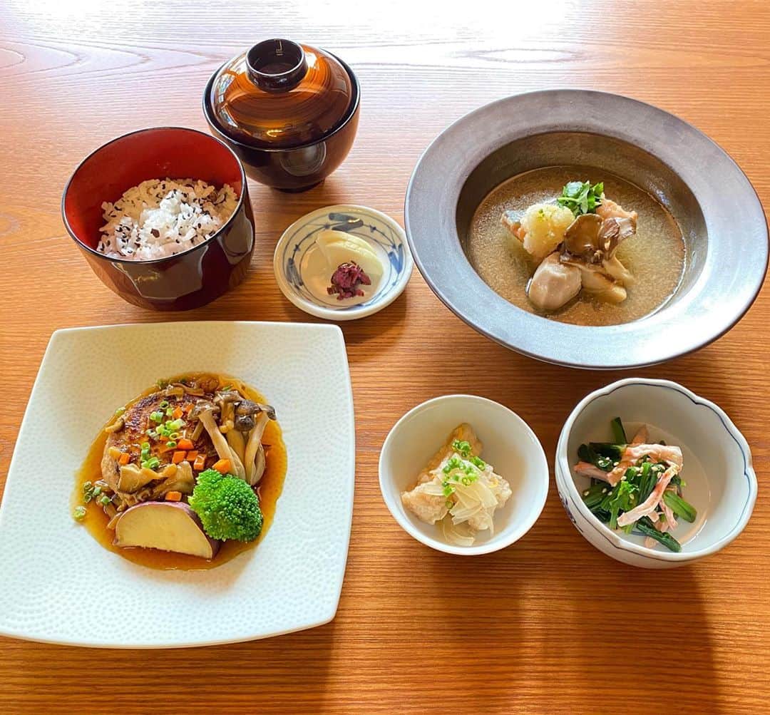 hotel nikko kanazawa ホテル日航金沢さんのインスタグラム写真 - (hotel nikko kanazawa ホテル日航金沢Instagram)「. 明日から10月となりいよいよ、本格的な"秋"が始まりそうですね。 秋と言えば"食欲の秋"。 6階「弁慶」でお得に"食欲の秋"を愉しみませんか☺️ . 月替わりでご用意しており、大好評をいただいているお得な1,500円ランチ。 10月は"豆腐ハンバーグ 和風庵掛け"をメインに旬の"秋鮭と木ノ子の煮卸し"や"小松菜と鶏ささみの梅ナムル"、お食事は"五穀米御飯"をご用意しています。  ヘルシーでボリューム満点の『かんな月ランチ』は大満足間違いなしです！  秋に移り変わる日本庭園を眺めながら、職人が作る『かんな月ランチ』を お愉しみください✨🍽 . ※写真はイメージです。 . . #ホテル日航金沢#弁慶#秋#かんな月ランチ#ランチ#日本料理#和食#ホテルランチ#金沢ランチ#金沢#日本庭園#石川#北陸#hotelnikkoknazawa#benkay#lunch#kanazawa」9月30日 18時08分 - hotelnikkokanazawa
