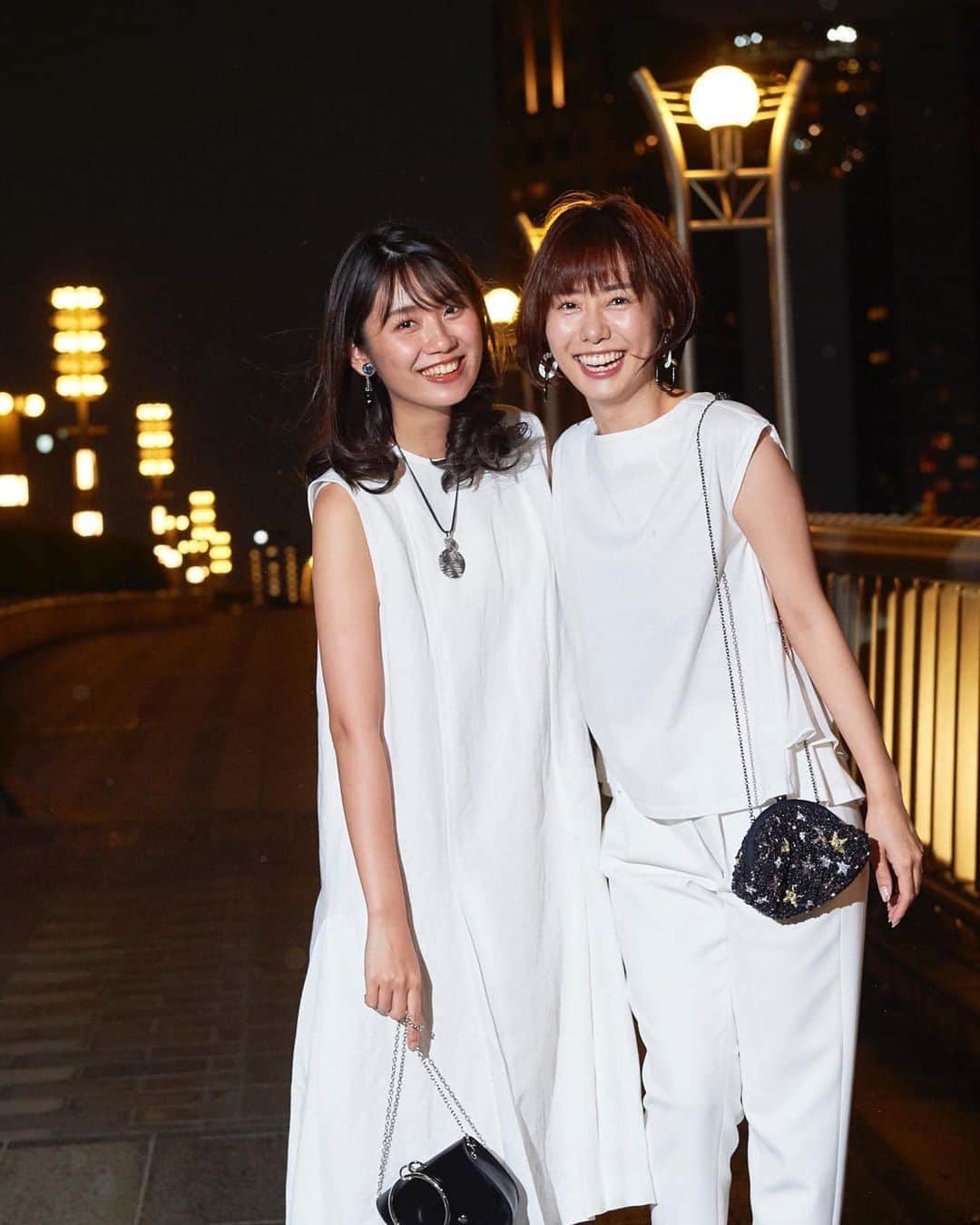 フジテレビアナウンサーのインスタグラム：「フジテレビ女性アナウンサーカレンダー2020 撮影の裏側🎬をご紹介… 今日は、7月編💭  朝のイメージ山﨑アナをあえて夜に撮影📸 『7月の熱帯夜、もう一軒行きましょう🙋🏻‍♀️』という楽しい写真を撮ろう！と意気込んでいた矢先…空の様子が怪しく… 到着して30分ほどで大雨に🥶 (1枚目はなんとか撮れた橋の上での写真！)  屋根の下に急遽移動し、 プロデュースチームの大村アナ&新美Pは 視線はこちらで！と先輩山﨑アナにディレクション🤫 突然の雨ながらも、いい写真が撮れました🤭 (3年担当して、初の大雨)  恒例カレンダー撮影の裏側リポートは プロデュースチームから大村アナが担当🙋🏻‍♂️ FODアナマガにて配信中です🎥 https://fod-sp.fujitv.co.jp/s/genre/announcer/sera002/a002110041/  ご自宅にいながら、お台場めぐりができる フジテレビ女性アナウンサーカレンダー2020  そして、 フジテレビ女性アナウンサーカレンダー2021～Welcome to Fuji Television～　 をよろしくお願いいたします☺️ ‪‪※10‬月‪6日‬より全国書店にて販売開始予定、フジテレビショップ‪10‬月‪5日‬より先行販売予定！‬ ‪‪フジテレビ公式通販サイト「フジテレビe！ショップ」では予約受付中☺️‬‬  #山﨑夕貴 #新美有加　@yuka_niimi.49  #大村晟 #フジテレビアナウンサー」