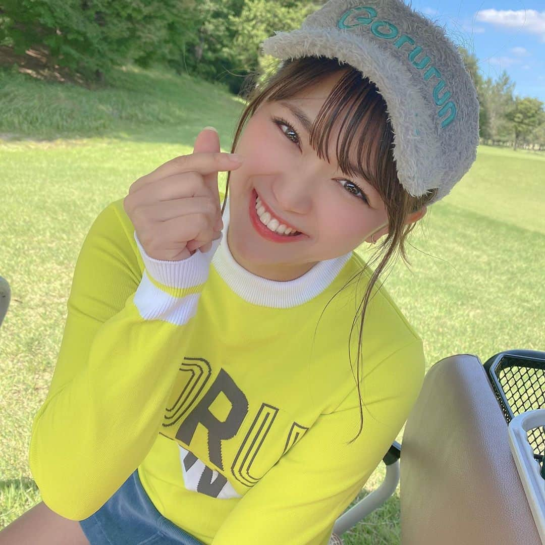 山内鈴蘭さんのインスタグラム写真 - (山内鈴蘭Instagram)「ゴルフウェアって本当に可愛いっ🥺普段と違う自分に出会える気がして、大好きなの⛳️💓 ． ． ウェアは全て @gorurun_ ⛳️ このゴルフコーデどうですかーー？🥰 ． ． 新作のトップスはかなり写真映えするカラーで明るいから表情も柔らかくなるの🥺着心地もサラッと気持ちいいよっ♫ ． ． もこもこサンバイザーも、好評😍 めちゃ可愛い言われて嬉しかったぁ♫ ． ． グローブはこだわりの、羊革グローブ🙋‍♀️ 柔らかくて安定感抜群でゴルファーにはたまらない肌感触🥺シンプルでプロっぽくて好き！笑 ． ． ゴルフ仲間募集中ーーっ❤️ ． ． #Gorurun #ごるらんコーデ #ゴルフ女子 #ゴルフウェア #ゴルフコーデ #ゴルフ好きな人と繋がりたい  #サンバイザー #ゴルフグローブ #ウェアコーデ #スポーツ #スポーツウェア #ゴルフに出会えてよかった #毎日 #発見 #があって #新しい自分に #出会える #チャンスを #くれるの 😌💓 #ゴルフ好き」9月30日 18時09分 - xxsuzuranxx