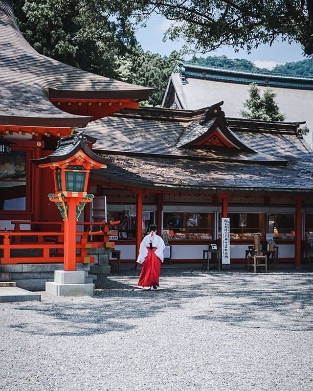 Visit Wakayamaさんのインスタグラム写真 - (Visit WakayamaInstagram)「.⠀ Entering another world at Kumano Nachi Taisha Grand Shrine. ⠀ What is your favorite spot along the #kumanokodo?⠀ 📸 @paysagesandfoodtales」9月30日 18時01分 - visitwakayama