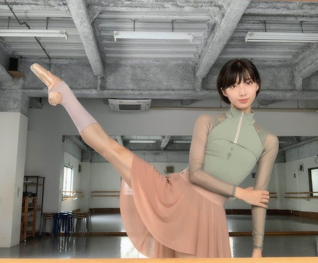 飯島望未のインスタグラム：「My ballet clothing line with @chacott_jp  Favorite leotard 💚 コラボ商品で1番好きなレオタード。 ボレロを着たり脱いだり。 可愛いんです。  #mycoreis #chacott70th #chacott」