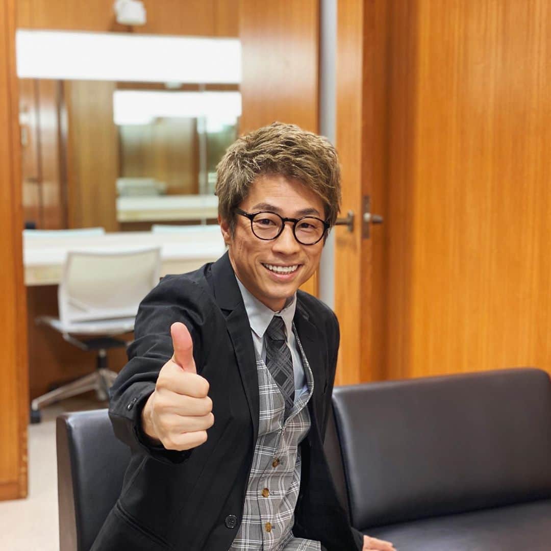 田村淳のインスタグラム：「グッとラック👍 朝の情報番組は何を見てますか？ できればグッとラックを^_^」