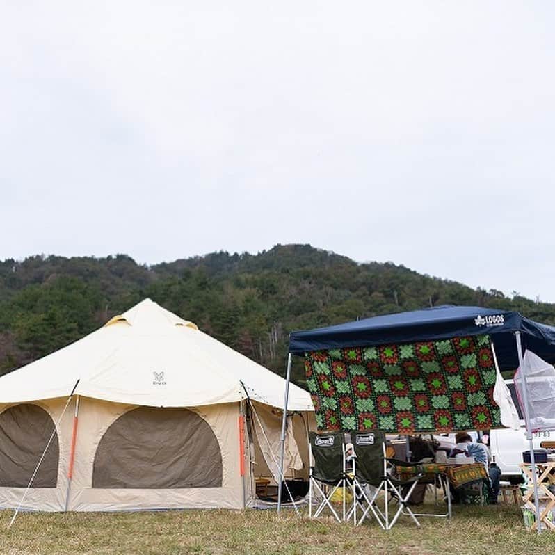 キャンプ情報サイト［ランタン］さんのインスタグラム写真 - (キャンプ情報サイト［ランタン］Instagram)「CAMP SMILE STYLE ／ アジアンテイストのファブリックを使って、 自分好みのキャンプサイトを表現！ ＼ いろんなキャンパーのキャンプスタイルを現地取材と一般キャンパーからの投稿で数多く掲載してます。 . . 詳しくは @lantern.camp webサイトをご覧ください . . #camp #camping #outdoor #travel #trip #lantern_smile #nature #キャンプ #キャンプ用品 #アウトドア #テント #自然 #旅行 #キャンプ初心者 #キャンプ好きな人と繋がりたい #キャンプスタイル #LANTERN #キャンプギア #こだわりキャンプギア #ハンモック #DOD #DOD_テント #タケノコテント #ロゴス #logos #コールマン_チェア #ファブリック #アジア雑貨 #ファミリーキャンプ #マキノ高原キャンプ場」9月30日 18時03分 - lantern.camp