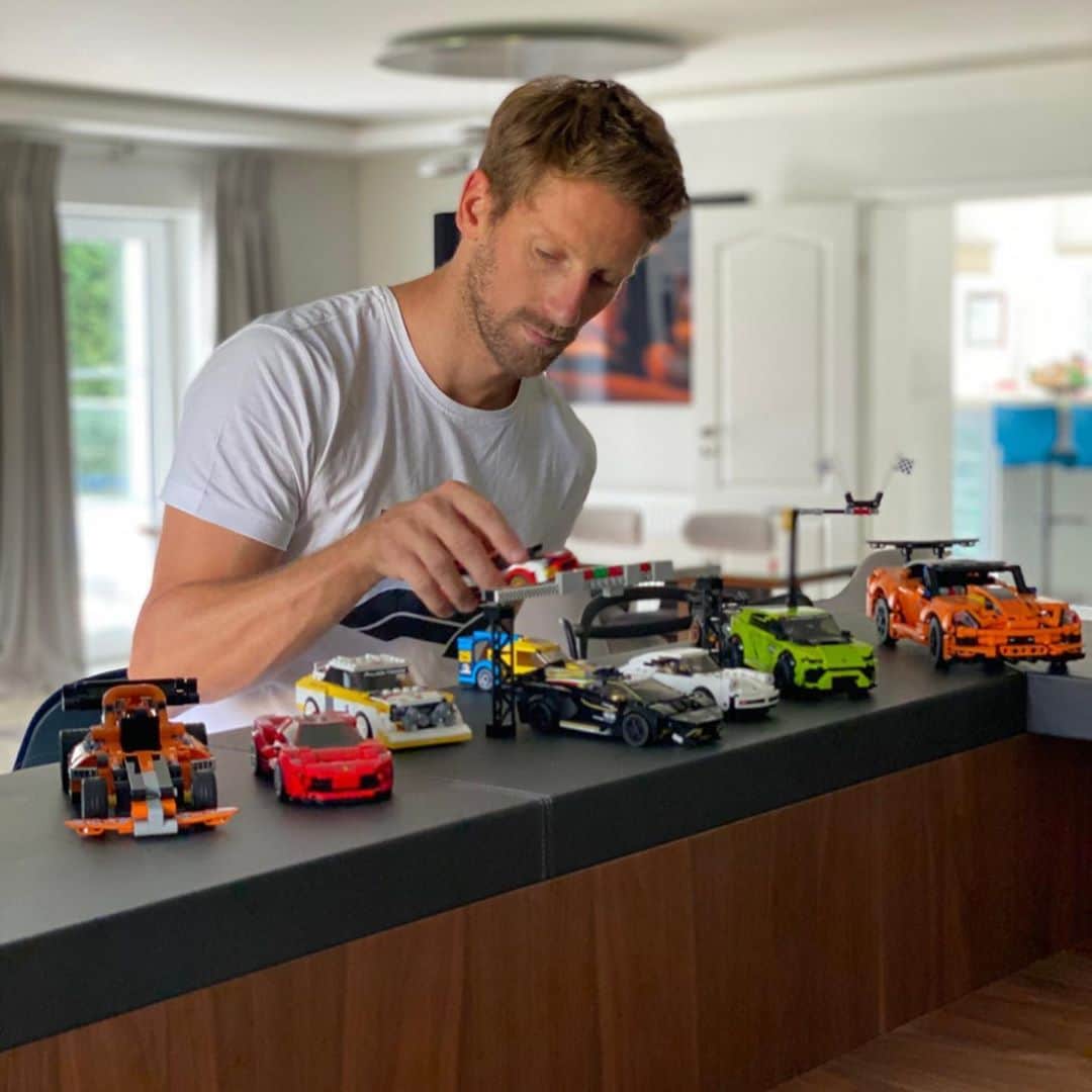 ロマン・グロージャンさんのインスタグラム写真 - (ロマン・グロージャンInstagram)「Entre deux Grand-Prix et après l'entraînement... Préparation du retour de l'école des enfants avec @lego ! Ça s'annonce bien ! #MaVoitureLego #legocars #cars #collaboration」9月30日 18時04分 - grosjeanromain