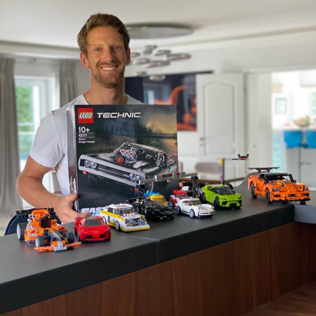 ロマン・グロージャンのインスタグラム：「Entre deux Grand-Prix et après l'entraînement... Préparation du retour de l'école des enfants avec @lego ! Ça s'annonce bien ! #MaVoitureLego #legocars #cars #collaboration」