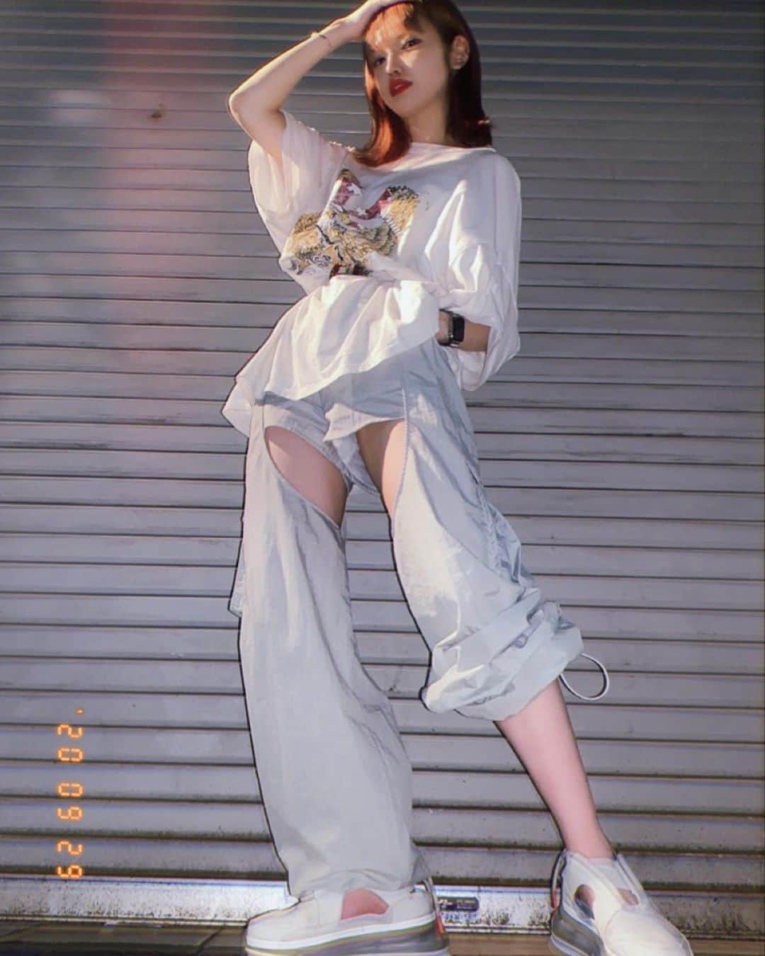 戸田ころね さんのインスタグラム写真 - (戸田ころね Instagram)「脚が偉いで有名なので  #ootd  #脚 #変形パンツ  #ジャージ #ジャージコーデ  #tシャツコーデ  #スニーカー女子  #スニーカー」9月30日 18時09分 - toda.corone