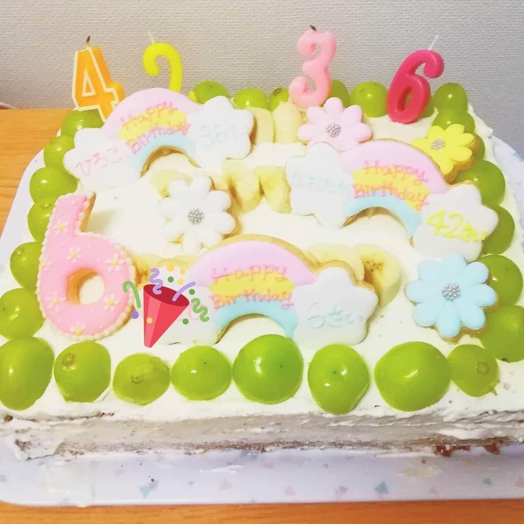 石井寛子のインスタグラム：「二家族合同の 9月生まれ誕生日ケーキ🎂  24日生まれのむすめ（6歳） 23日生まれの友達ファミリーのパパ（42歳） ついでに 15日生まれのわたし（36歳）  大きなケーキはママ友お手製🍰 アイシングクッキーは 娘の産院が一緒でプレママ保育からのお付き合いの @shikachi14789 ちゃんの手作り🍪  愛情でいっぱいの バースデーケーキ。 総勢9人（ひとりは👶）。 みんなでいただきました！ 最高においしかった😋  娘の6歳のプレゼントは プリキュアのアースウィンディーハープに すみっこぐらしのパソコン 好きなものだらけ🎁💕  おめでとう！！！！！」