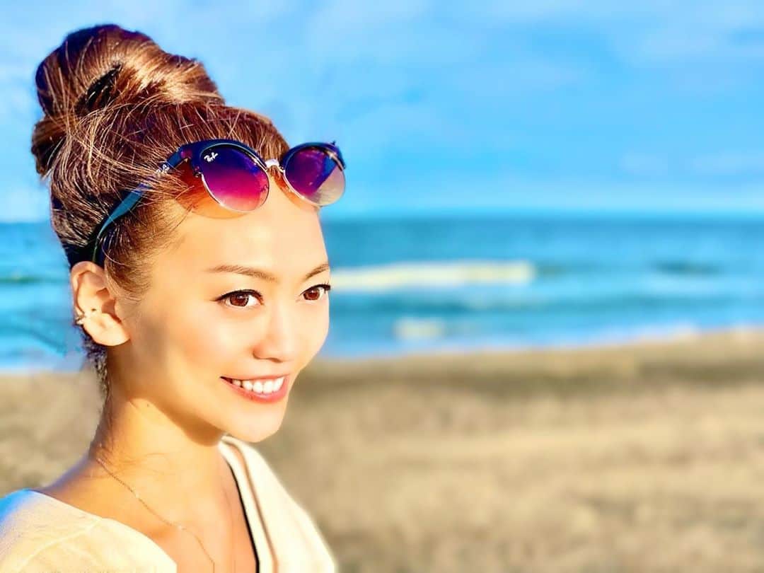 SAORIのインスタグラム：「☀️🌊🕶 海をバックに 眩しいよぉぉぉぉ😎の📸 髪をアップにすると印象変わるね😳 若作り🙋‍♀️← この日のカラコンは @michebloomin の👀♡ クリアグレージュをつけてるよ🙌 瞳が透き通るようで好き❤️ ✾ #ミッシュブルーミン #michebloomin #カラコン #クリアグレージュ #pr #東京 #tokyo #港区 #高身長女子 #model #モデル #influencer #インフルエンサー #instagramer #インスタグラマー #ambassador #アンバサダー #フリーモデル #ポートレートモデル #カメラマンさんと繋がりたい #ポトレ #ポトレのセカイ #ビジョラダ #美女jp #ビジョフォ #ビジョナビ」