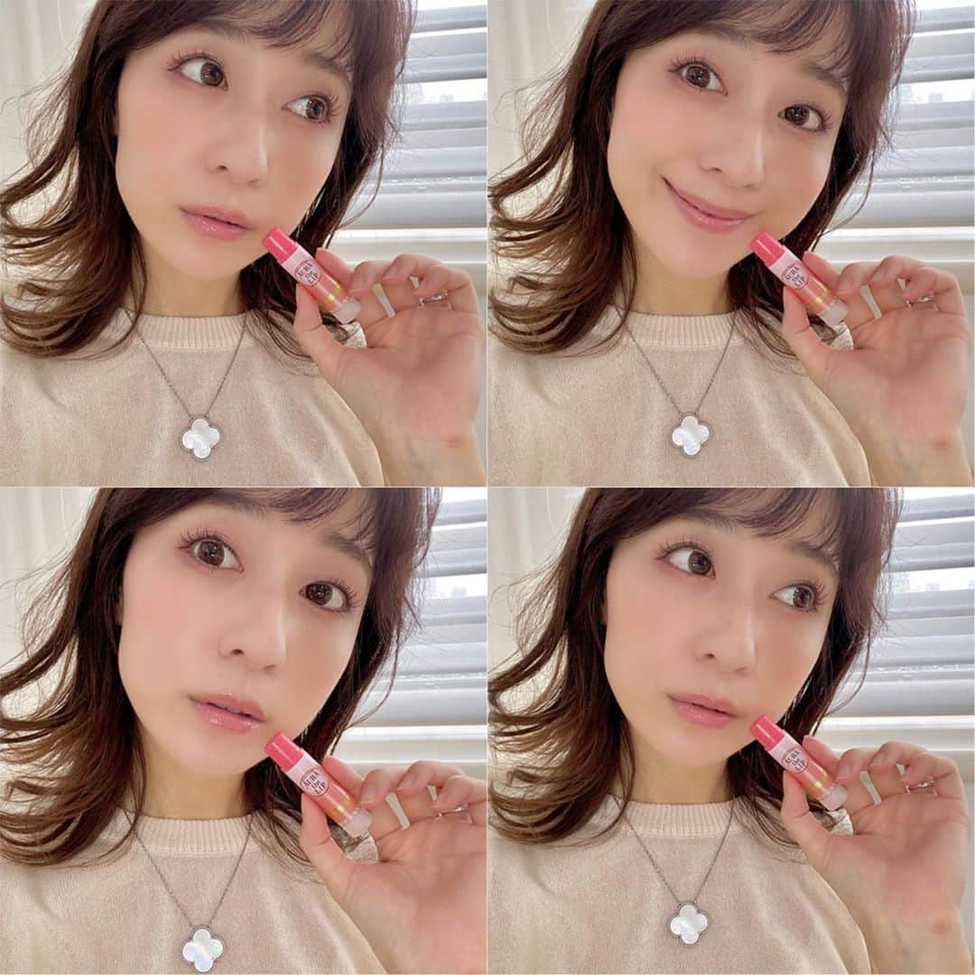 水野佐彩さんのインスタグラム写真 - (水野佐彩Instagram)「・ エイジングケアができるリップを ロート製薬様からいただきました💄🤍 @rohto_official  メンソレータム　オーラザリップ❤️ 唇って年齢とともに痩せていくらしい、、 口周りの筋力低下とか 乾燥による縦じわが原因なのだけど。 だから唇もエイジングケアが必要なんだそう😔 知らなかった、、 今からでも遅くないよね🥺❣️ ケア頑張ろう。 さて。 メンソレータム オーラザリップをひと塗りすると ほんのりピンクに☺️ しかも瞬時に縦じわがなくなってる❣️ ４つの美容成分が配合されてるから うるおってボリュームアップしてる感じ💕💕 温感成分も配合されているから じんわり温かい感じも続きます💋 わたし 元々リップフォンデュが大好きで (インスタライブでも何十回と話してるw) いろんな色を持っているほどなのだけど🤣 リップフォンデュのつけ心地はそのままで 唇の状態がかなりふっくらしているので オーラザリップに乗り換え決定です😂❤️ 大のお気に入り。 色づき加減も最高😭❤️❤️❤️ #PR #オーラザリップ #ロート製薬 #エイジングケア #リップ #リップグロス #リップクリーム #リップメイク #リップケア #メンソレータム」9月30日 18時12分 - saaya_mizuno