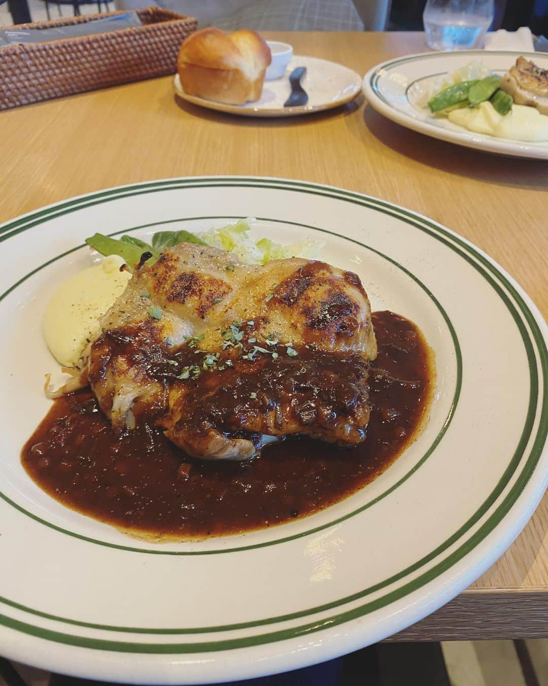 松本有紗のインスタグラム：「チキン大事🐔  #miyashitapark #newlight #chiken #lunch」