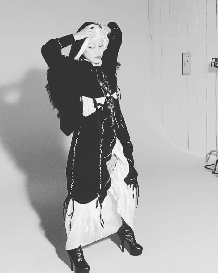 Aya Satoのインスタグラム：「🛕🌑  #ayasato #ayasatostyle #fashion #tokyo #photography」