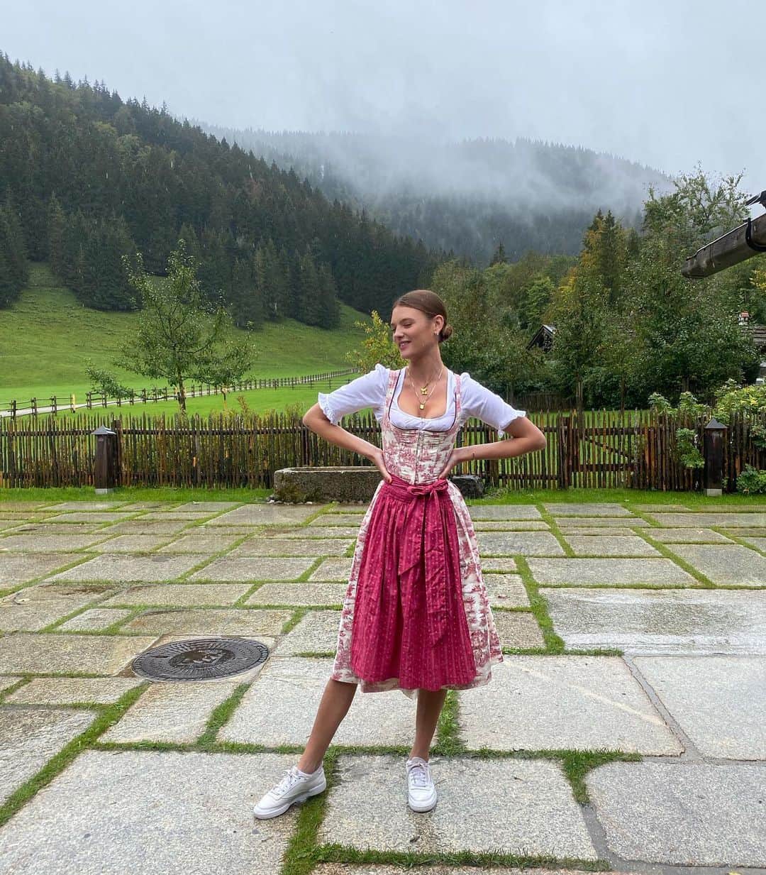 モンタナ・コックスのインスタグラム：「The hills are alive 🕊 🕊 🕊」