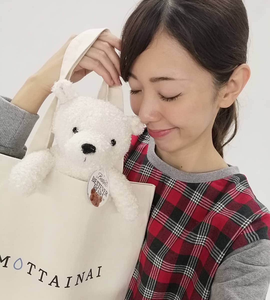 杉山由紀子のインスタグラム：「アパレル撮影で🧸さんと🎵 * こちらもたまたまくまちゃん♥️ かわいすぎ🤭 * 最近撮影のリピートが多くてほんと嬉しい　　　　　　　　　　　　　　　　　　です(*´ー｀*) ありがとうございます✨✨ * * #撮影 #アパレル #テディ #テディベア #くま #shooting」