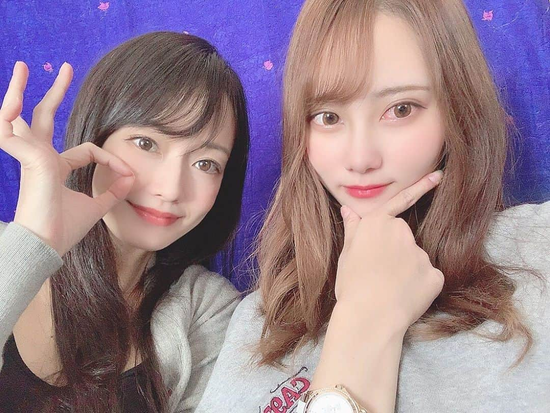 吉山りささんのインスタグラム写真 - (吉山りさInstagram)「娘とササッと買い物行って  帰りにチーズケーキと  お酒買ったら  年齢確認された、、、💦  タッチパネルの年確じゃなくて  店員さん 『身分証明書見せて下さい！』  私 『え！？え！？年齢確認！？   ……  年齢確認ですか！？』  2度聞いたわ😂（笑）  国内で初めてだわ😱  隣で娘が笑ってた🤪（笑）  安いお酒だったからかなぁ〜🍻 マスクしてたからかなぁ〜😷  #年齢確認 いやいやいやいや😂 #年確された #親子 #母娘 #daughter #photo #instaphoto #family #japanesegirl #娘 #ツーショット #single #mom   #吉山りさ #フリーモデル #model #撮影モデル #モデル #温泉モデル #シングルマザー #温泉ソムリエ #アラフォーママ #アラフォー   #たこ焼き ポーズ 😋」9月30日 18時30分 - oreorerisa