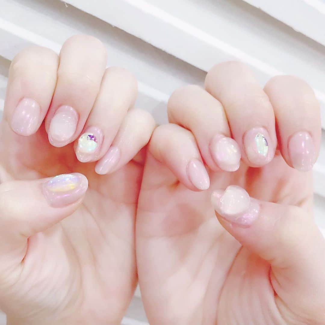 なかやまちえこのインスタグラム：「Pink × clear aurora💫⠀⠀ ⠀ きまぐれキャットピグメント  6017⠀ PREANFA MagicPowder 7⠀ @kimagure_cat_whim  #nail #nails #nailart #ネイル #美甲 #ネイルアート  #japanesenailart #manucure #japanesenails #manicurist #gelnails #أظافر #네일아트 #미용 #vẽmóng #ngườiđẹp  #เพ้นท์เล็บ #искусствоногтя #artedeuñas #เพ้นท์เล็บเจล #ジェルネイルデザイン #ネイルデザイン #senikuku #nagelkunst #pinknails #オーロラネイル #auroranails #新垣里沙 さん⠀ 施術は @aby_sharenail にて。」