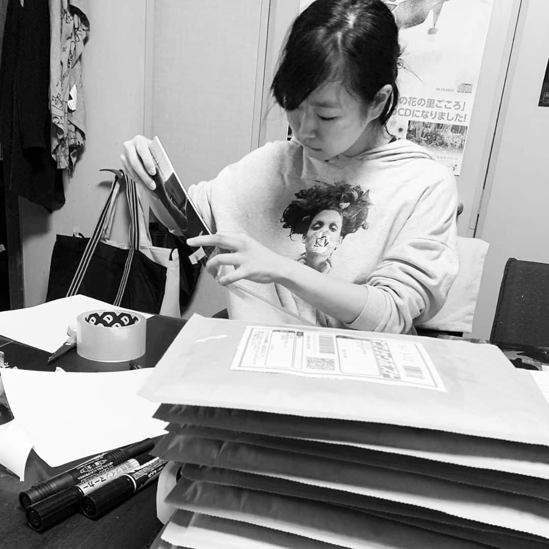 のインスタグラム：「ミニアート写真集、発送完了！ 届くまでもうしばらくお待ちください。 . . . #artphotography #photobook #shipment #complete #monochrome #instagood #handmade #actress #mask #nakedfreedom #singersongwriter #kokonesasaki  #アート写真集 #ミニ写真集 #発送完了 #自主制作 #手作り #モノクロ写真 #心を込めて #お届け #到着まで #お楽しみに #モデル #アートヌード　#マスクヌード #佐々木心音」