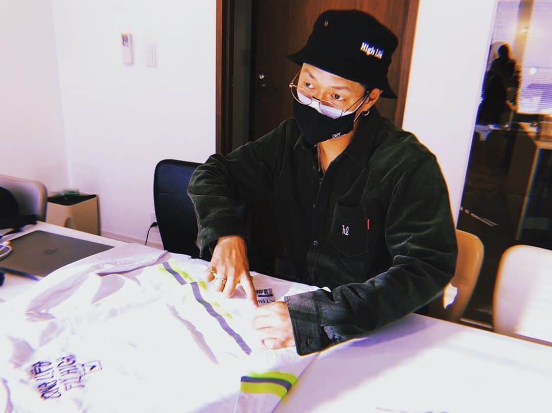 のインスタグラム：「#寿君 #マーチャン活動 にもすこぶる気合いを入れております🔥 皆さんに喜んでもらえるアイテムを企画しておりますので情報解禁をお楽しみに😉」