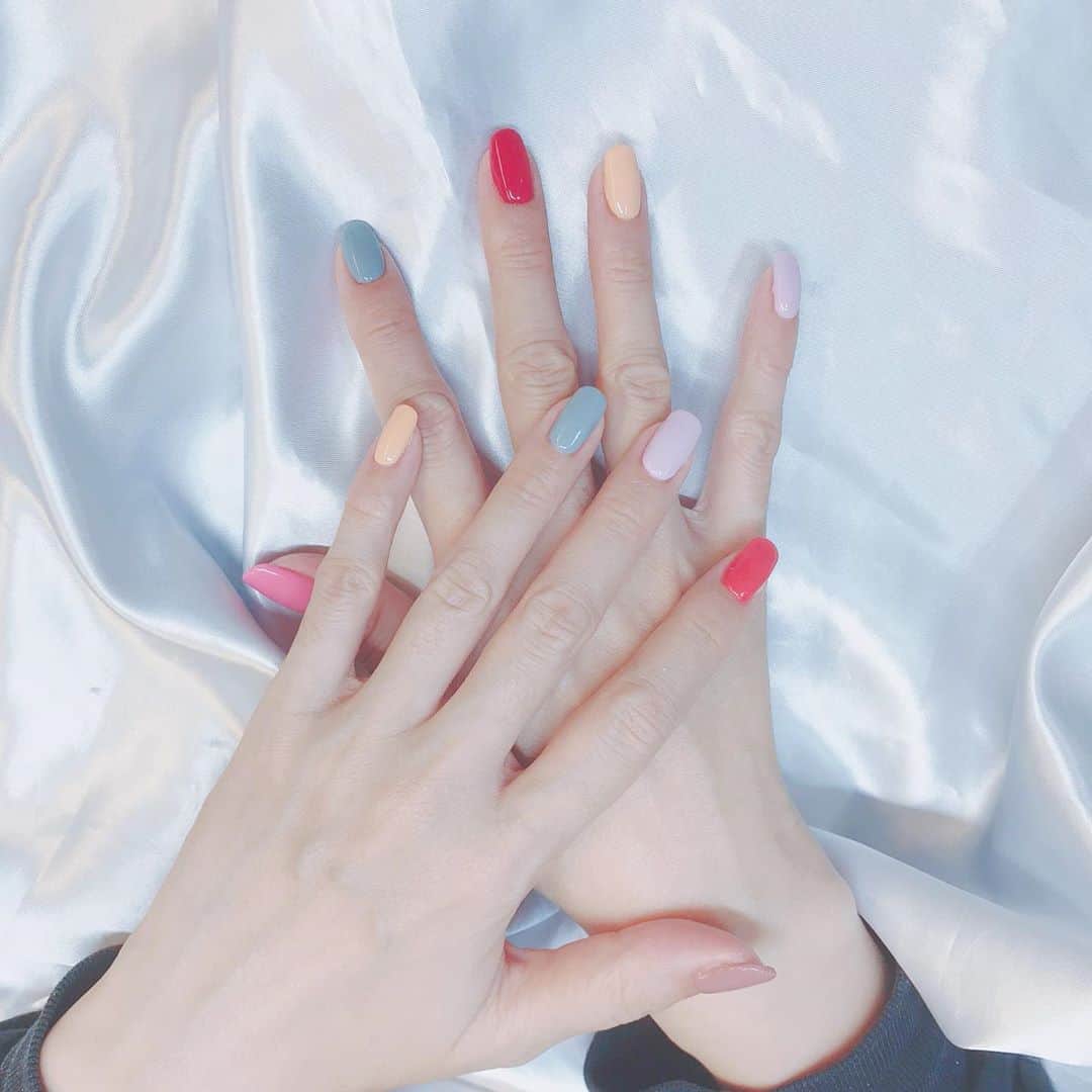 なかやまちえこのインスタグラム：「いろんな色のワンカラーネイル💅⠀ ⠀ （画像2枚めの使用カラーですが、オレンジは白と混ぜました。）⠀ ⠀ #nail #nails #nailart #ネイル #美甲 #ネイルアート  #japanesenailart #manucure #japanesenails #manicurist #gelnails #أظافر #네일아트 #미용 #vẽmóng #ngườiđẹp  #เพ้นท์เล็บ #искусствоногтя #artedeuñas #เพ้นท์เล็บเจล #ジェルネイルデザイン #ネイルデザイン #senikuku #nagelkunst #ワンカラーネイル」