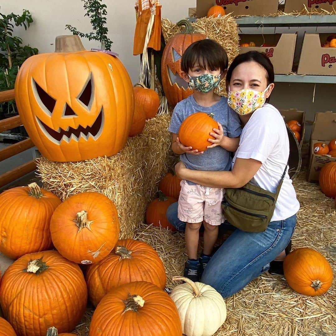 フリーディアのインスタグラム：「Last day of September! Who’s ready for October? 🎃✨ Everyday at every hour this little guy asks if we can either decorate our house for Halloween or if we can go and look at Halloween decorations. Hopefully we will do one of those two this weekend 👻  * * 9月最後の日になりました。みんなは10月が来ても良いかな？？ チビは毎日何回も「ハロウィンのデコレーションをやろう！」または「他のハロウィングッズを見に行こう」と言います。今週末に何かができると良いなぁ〜 #timeflies #toosoon #pumpkins #pumpkinpatch #jackplantern #fall #fallfeels #feelslikefall #summer #summerweather #halloween #homedepotskeleton」
