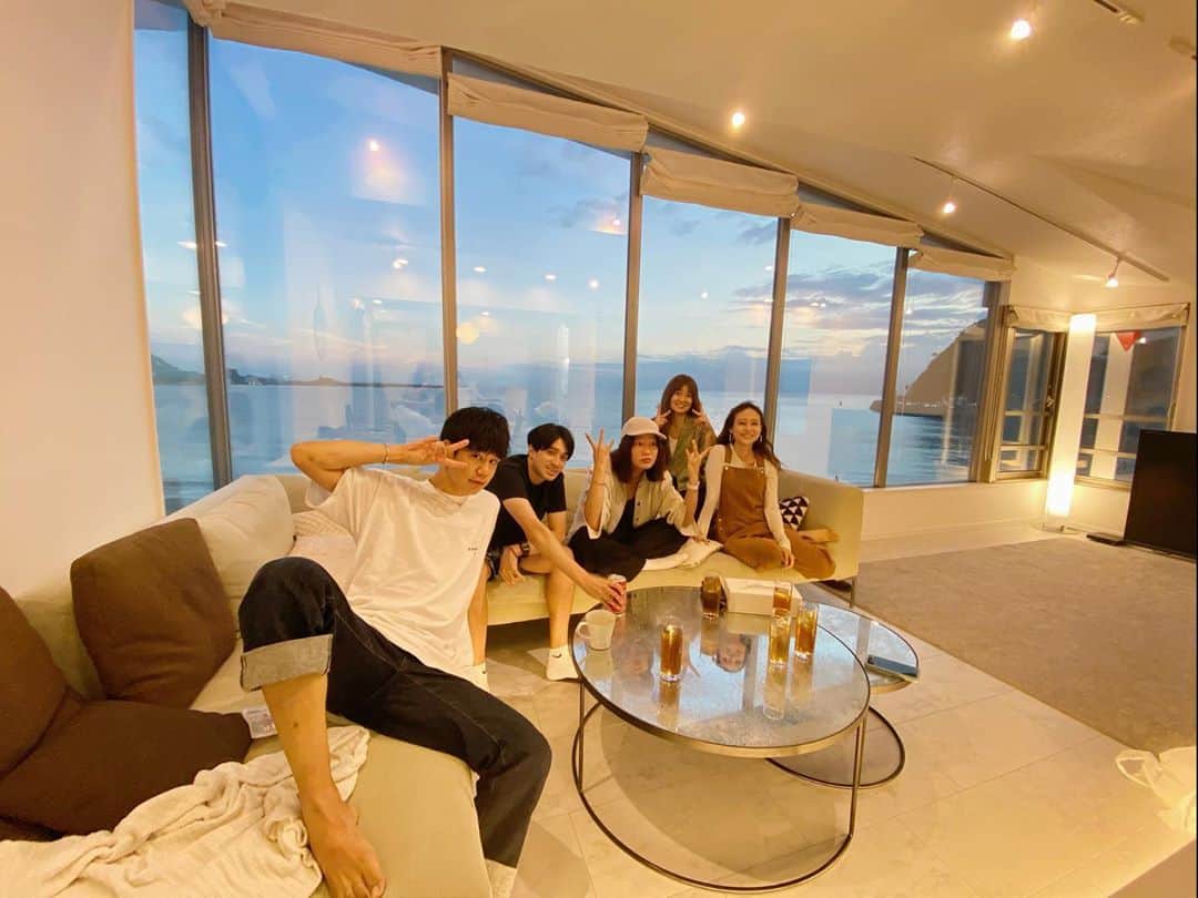 難波礼華のインスタグラム：「仲良しみんなでpetit trip🚗 近場でこんなに楽しくて癒される所があるなんて最高🥰 逗子の　@funnybeach.official 泊まったよ❤️ 写真たくさんupしてほしいってDM来てたからちょいちょいupするね🥰 リビングから見えるビーチの景色が毎時間違くてみんな終始窓の外見てたよ🥺本当最高🥺✨」