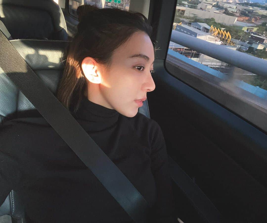 特蕾沙（Teresa）のインスタグラム：「驚喜獲取一些暖陽作為今天的禮物 在太陽完全下山之前再打一個呵欠 為身體行一個光合作用🧘‍♀️  (好一陣子沒這麼早起了)」