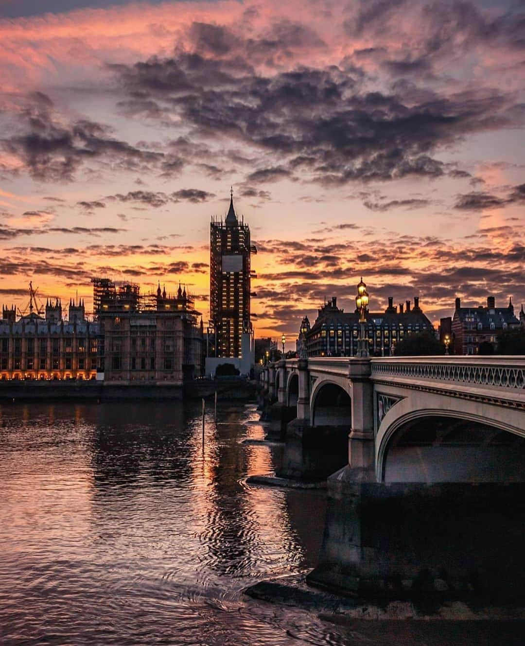 @LONDON | TAG #THISISLONDONさんのインスタグラム写真 - (@LONDON | TAG #THISISLONDONInstagram)「We’ve got some good news about #BigBen! Over the next 6 weeks the scaffolding hiding the top of the #ElizabethTower which houses Big Ben 🔔 will gradually be taken down! 😱 Once revealed you’ll be able to see the famous tower in its brand new condition of restoration complete with 3,433 cast iron roof tiles which were removed and repaired in a specialist workshop. 👌🏼 Crumbling stone work and leaks were also fixed as part of the conservation work which has kept us all waiting for several years! 😭 But finally, some good news and we’ll be so glad to lay our eyes on the tower once more! 🤩 Work will continue lower down on the tower so it’s a semi-reveal. But it’s a great start! Enjoy! And thanks to @andresbalcazar_ for this epic sunset shot! 🌅 🌇   ___________________________________________  #thisislondon #lovelondon #london #londra #londonlife #londres #uk #visitlondon #british #🇬🇧 #westminster #housesofparliament #westminsterpalace #westminsterbridge #thames」9月30日 18時39分 - london