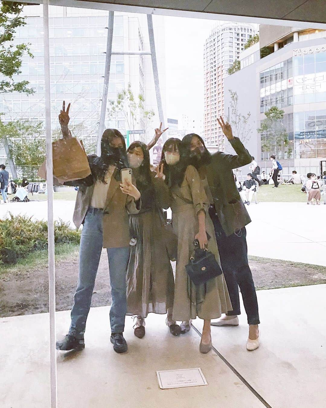 ちはるさんのインスタグラム写真 - (ちはるInstagram)「﻿ ﻿ 2人ずつ洋服の系統被っちゃうぐらい仲良しなんだからっ🥺🥺🥺」9月30日 18時39分 - 21__chr