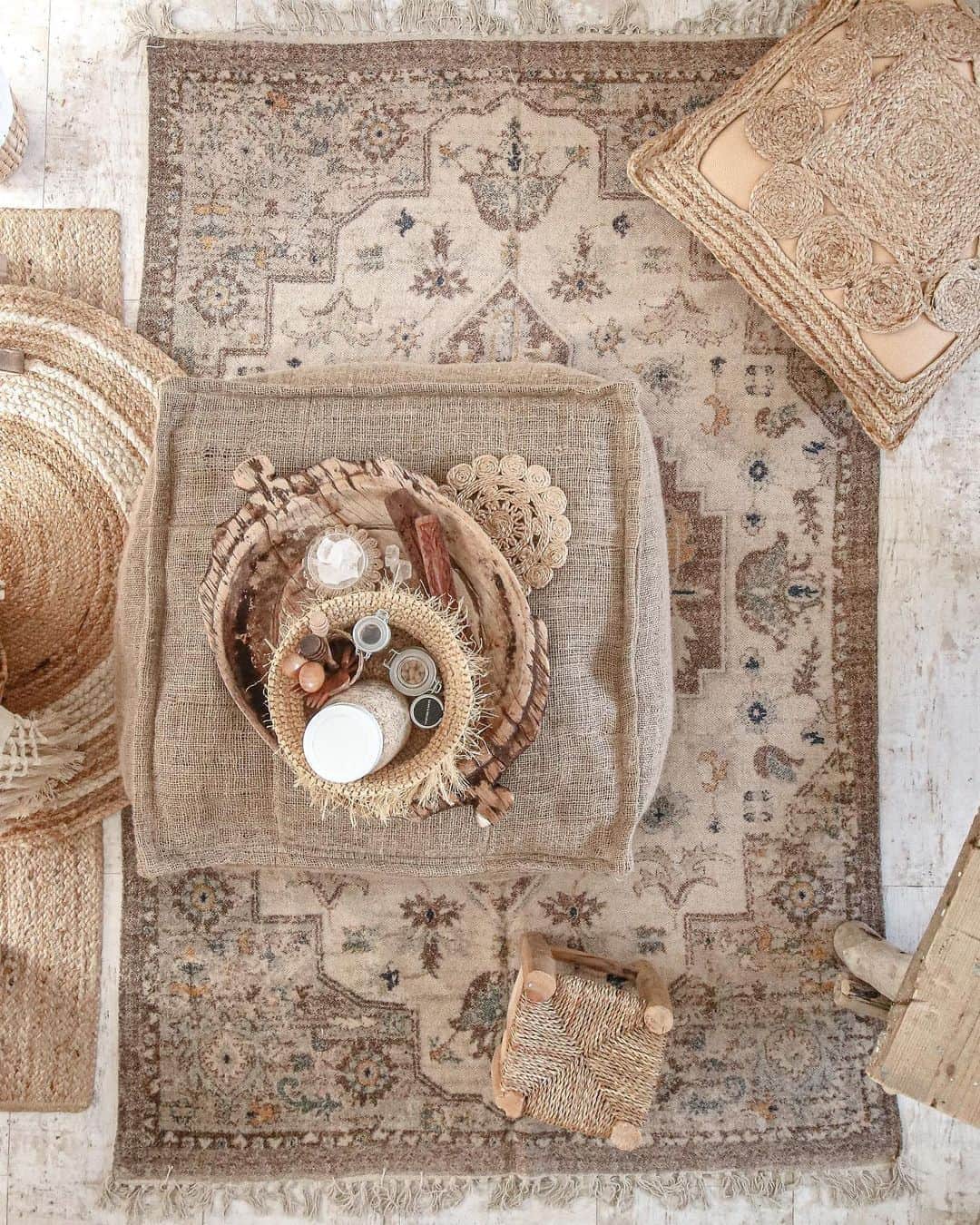 S.W.R-vintage alphabet-さんのインスタグラム写真 - (S.W.R-vintage alphabet-Instagram)「だんだんと涼しくなってきて、そろそろインテリアの衣替え😁 秋は茶色を使いたくなるよね😆✋ 今年の秋はヴィンテージラグを💕 @ornate_handicrafts のラグ！ 色味がとっても可愛い😁柔らかい感じで洗濯ジャブジャブ出来そう😆✋ . .  #interior #house #myhome  #リノベーション #homedecor #自然素材  #interiordesign #instahome #interiordecor #furniture#ボヘミアン#ボヘミアンインテリア#boho#bohoインテリア#bohemian#bohemianstyle #bohemianhome #bohostyle #bohointerior #リゾートインテリア#ジプシーリゾート#空間デザイン #vintagerug」9月30日 18時45分 - swaro109