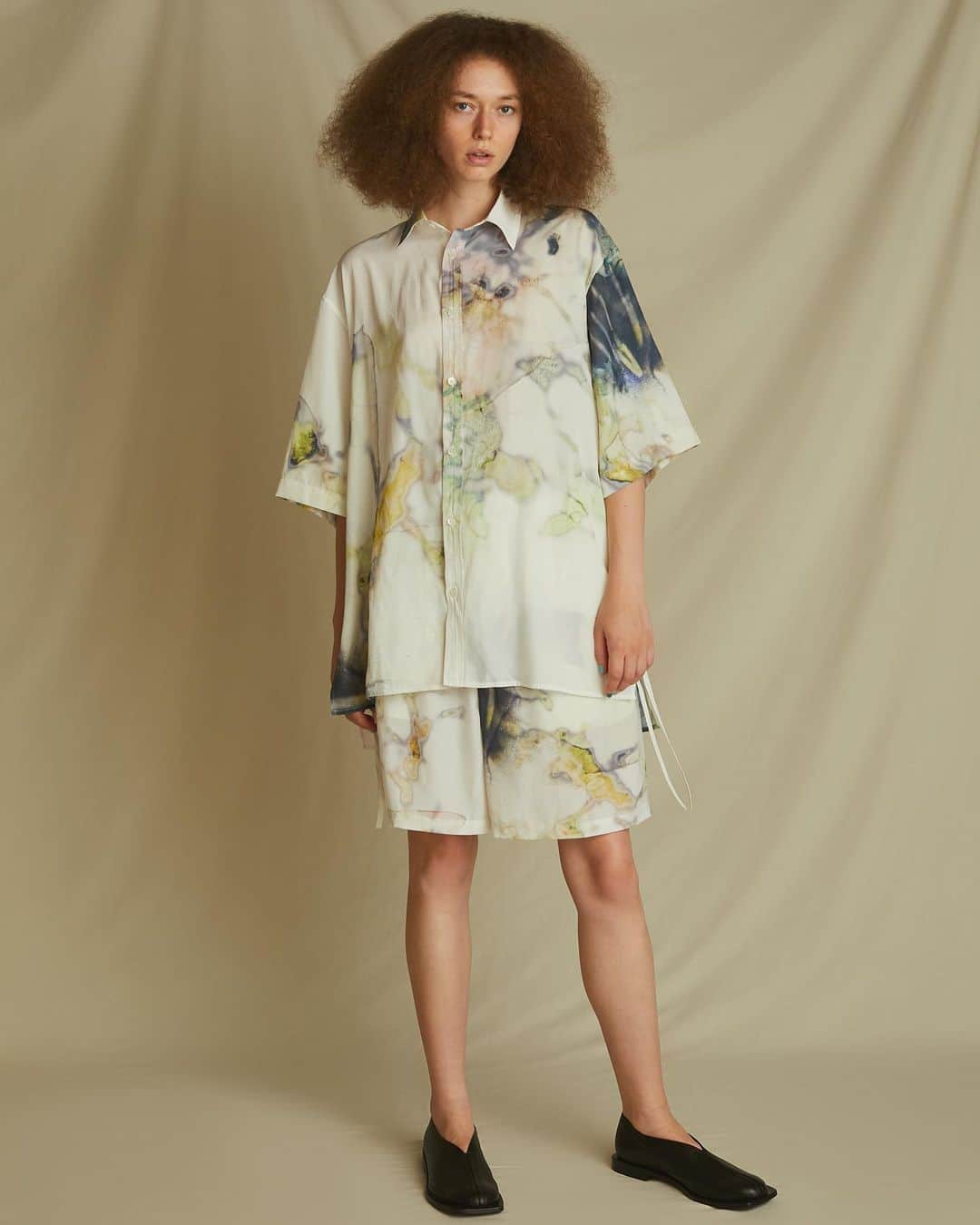 ウィザードのインスタグラム：「期間限定 2021 SPRING SUMMER COLLECTION “SCREAMING LIFE" 先行受注会を以下の日程で開催中です。  開催期間：9/28 (月) 10:00 ~ 11/1 (日) 23:59まで  OFFICIAL WEB STORE  https://wizzard.stores.jp/  ドキュメンタリー映画 Kurt Cobain Montage Of Heck から着想を得たコレクション。 Kurt Cobainの持つ繊細さやその中にある闇、彼の思想とスタイルを独自の切り口でイメージしグラフィックプリントや色彩などを用いて表現しています。  #wizzard_fac  #wizzard  #fashion  #tokyofashion  #streetfashion  #fashionphoto #designersbrand  #domesticbrand  #mensfashion #メンズファッション #ファッションブランド #ウィザード」