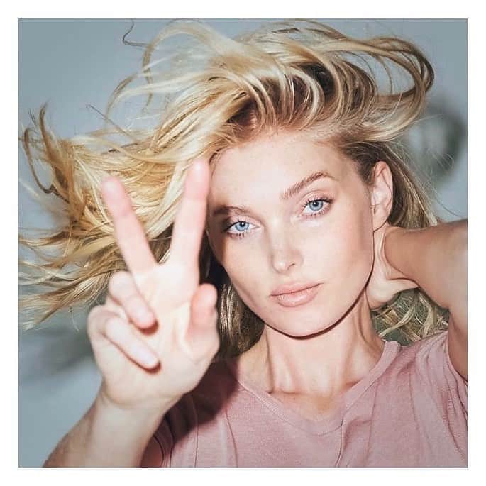 JO BAKERのインスタグラム：「E L S A • H O S K 🇸🇪  Soothing and soft pretty tones right now..... on #elsahosk !! ...thank you to all the clients and models who trust and allow me to take bts during our busy shoot days!! Riffling through my archive and finding moments that were missed in the chaos of our previous paced life!! @hoskelsa you are a delight to work with, such good energy and inspire me to no end!! Thanks bird ✨#makeup by me #jobakermakeupartist #soft #pretty #soothing #gentle #peachy #naturalmakeup #everydaymakeup」