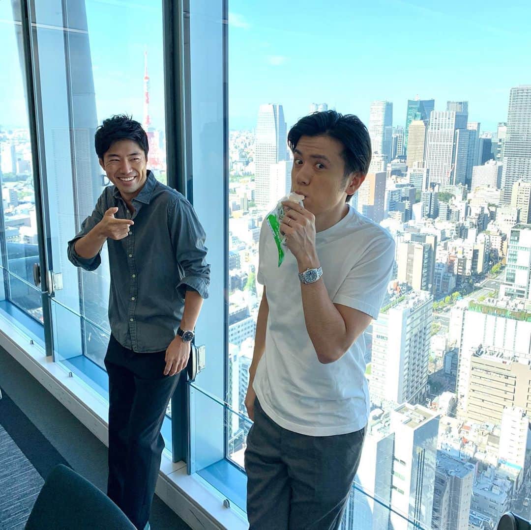 佐藤義朗さんのインスタグラム写真 - (佐藤義朗Instagram)「出社最終日の朝も、源太さんの手にはいつもと変わらずタンパク質たっぷりのサラダチキンが握られていました。  男性では直上の先輩。新人業務に始まり、実況の仕方や資料の作り方、最近では上腕二頭筋が綺麗に見える写真の撮り方まで教えてもらいました。確かな技術と遊び心を兼ね備えたこの男から、たくさんの事を学びました。  14年半、本当にありがとうございました。  #青木源太 #お疲れ様でした #でもまたすぐに会うと思う #すぐアナウンス部に現れる、絶対 #人生は思い出作り」9月30日 18時48分 - yoshiaki_sato11