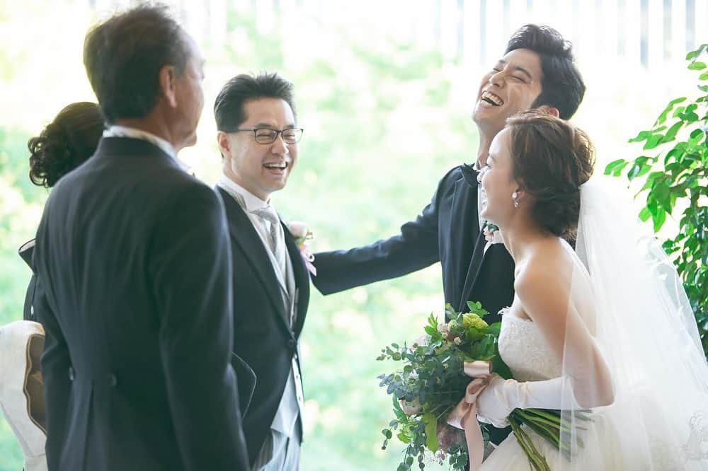 家族挙式さんのインスタグラム写真 - (家族挙式Instagram)「. 特別な日は幸せがいっぱい♡ 幸せいっぱいのお二人の姿を 1番見せたいのは誰ですか？ 最高の笑顔を家族挙式の 結婚式で届け◎  会場：#セントアクアチャペル表参道  ------------------- @kazoku_wedding をフォローして、 #家族挙式 でお写真を投稿してくださいね＊* .. -------------------  【2020年９月末まで！】  \年内実施の会食•披露宴プランお申し込みで/ ✳︎挙式スナップ写真 60カットプレゼント✳︎  ▽詳しくはTOPのリンクから❁ >>> @kazoku_wedding  ------------------- ❁テレビCM放映中 ▹▸ ”家族挙式ベスト”なら 【挙式・衣裳・美容・写真】が含まれたプランが99,000円〜叶います＊ ▽予約はTOPのリンクから❁ >>> @kazoku_wedding ------------------- #家族挙式 #ベストアニバーサリー #家族 #Family #家族婚 #bestanniversary #少人数婚 #ウェディング #結婚式準備 #結婚式 #フォトウェディング #プレ花嫁 #卒花 #日本中のプレ花嫁さんと繋がりたい #花嫁 #卒花嫁 #国内挙式 #weddingdress #ウェディングドレス #プラコレ #Dressy花嫁 #2020秋婚 #2021春婚 #2021夏婚 #2020冬婚  #指輪交換 #最高 #表参道」9月30日 18時48分 - kazoku_wedding