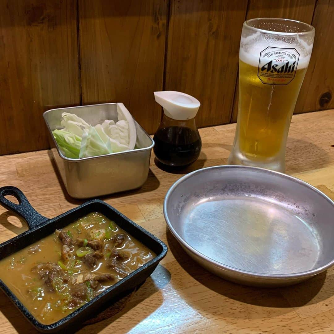 くろさんのインスタグラム写真 - (くろInstagram)「ちょーひさびさに串カツ屋さん🍺 ハッピーアワー堪能しながらーの🍻 いやはや飲食業界ホント大変だなぁと…。 ランチした喫茶店店主も、仕事する人が戻ってきてくれないと営業努力以前の問題って嘆いてました🥺 串カツ屋さんも「ソース二度づけ禁止」って言うことも出来ず、個別ソースをかける的な感じに…。 やっぱ串カツはソースにドボンしたいよねぇ。 ホントこういう状況になっちゃうと飲食業界は大変だなぁと…。 そんなこんなで、今の会社の環境は恵まれてるなぁと思うサラリーマンです。←これから先は？ですが(･_･; ランチの喫茶店もハッピーアワーの串カツ屋さんも半年以上ぶりの訪問でしたが頑張ってください🙇🏻 #頑張れ飲食店 #コロナに負けるな  #串カツ屋さんのただいまのBGMは浜省！」9月30日 18時51分 - m6bmw