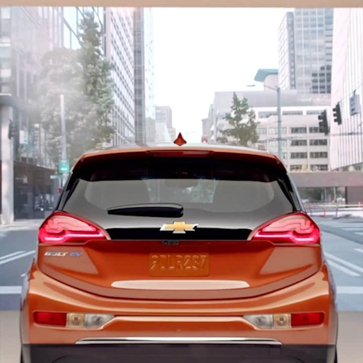 シボレーのインスタグラム：「The #Chevy #BoltEV has street smarts when it comes to energy saving. Check out the link in our bio for the full video.」