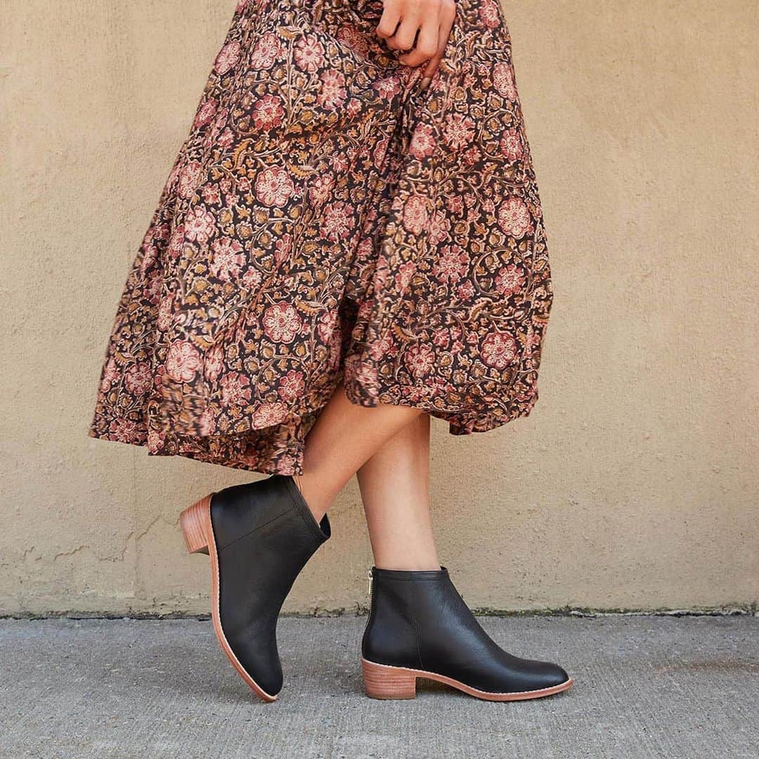 レフラーランドールのインスタグラム：「Restock alert! Our Felix bootie in black and cognac is back on our site for Fall ✨」