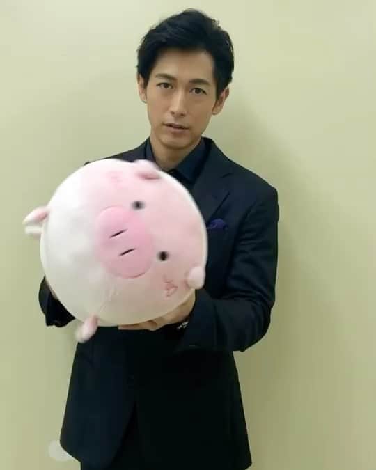 日曜劇場『危険なビーナス』【公式】のインスタグラム：「現場レポート　その3🐖🐖🐖 . 昨日、私のしっぽを引っ張ってきた矢神勇磨さん😑 . でも、あのあと私のことをご紹介いただいちゃいました🐽💕 へへ...恥ずかしいなぁ💦 本当はいい人なのかも😍⁉️ . 現場レポート引き続き頑張ります💪 . . . #日曜劇場 #危険なビーナス #東野圭吾 #ブーナス #ブーナスの現場レポート #妻夫木聡 #吉高由里子 #ディーンフジオカ #染谷将太 #中村アン #堀田真由 #結木滉星 #福田麻貴 #3時のヒロイン #麻生祐未 #坂井真紀 #安蘭けい #田口浩正 #池内万作 #栗田芳宏 #栗原英雄 #斉藤由貴 #戸田恵子 #小日向文世 #giorgioarmani」