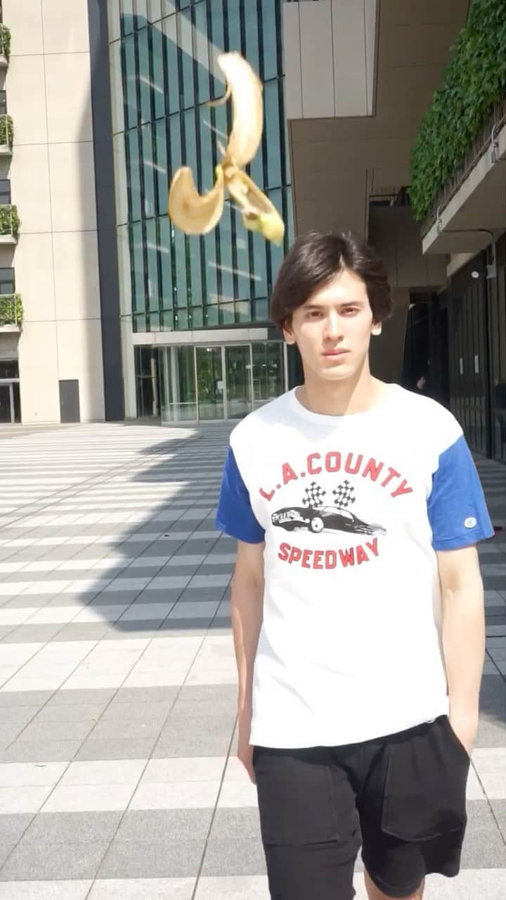 才川コージのインスタグラム：「【絶対にスベらない男の日常】  バナナの皮を踏んだ時はこれを試してくれ。  @maya_m0901  @kojisaikawa  #parkour  #tricking #fitness  #workout  #comedy  #cool  #宮河マヤ  #才川コージ　 #このあとバナナの皮はスタッフが美味しくいただきました」