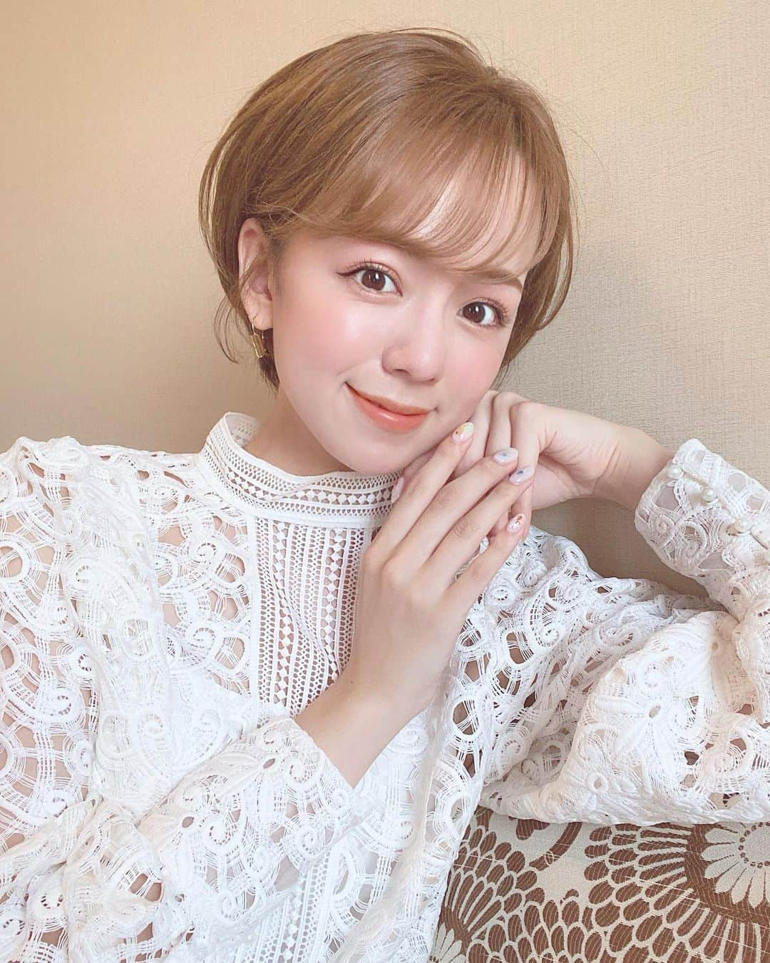 黒田真友香さんのインスタグラム写真 - (黒田真友香Instagram)「そろそろ寒くなってきて乾燥が気になる季節に😱  特に今はアルコール消毒を頻繁にするので、手のカサカサが気になる😂  最近愛用してるハンドクリームは ユリアージュのもの。  香りの強いハンドクリームは香水と混ざったりして得意じゃないんだけど、  こちらは付けた瞬間にふわっと香るフレンチアクアフローラルの香りが強すぎなくてとってもいい！  男女共に使えそうな香りです🌸  テクスチャーは柔らかくて手に伸ばしやすいんだけど、すぐに馴染んでくれるのでベタつきも無し。  寝る前やお出かけ先でも塗ったりしてます☺️  ユリアージュのリップクリームも使ってるんだけど、リップクリームも固さがあるタイプなのでマスクの下でもベタつき無し！  口紅塗る前に塗っても口紅のテクスチャーを邪魔しにくいし、テカテカしないのがいい💐  こちら無香料なので、唇荒れやすい私でも使いやすい🙆‍♀️  マスクしてると唇のケア怠りがちだけど、特に今からの季節はしっかりケアしないと😮  そして冬のうるおいキャンペーンが開催中みたいです😍  ユリアージュモイストリップ、ハンドクリームをご購入いただいた方を対象に、ユリアージュ製品やオリジナルグッズが抽選で300名様に当たる秋冬限定のキャンペーンです⛄️ 詳しくはユリアージュ公式Instagramでご確認ください☺️  @uriage_japan  #ユリアージュ #リップクリーム #ハンドクリーム #敏感肌スキンケア #PR」9月30日 18時59分 - kurodamayukaxx