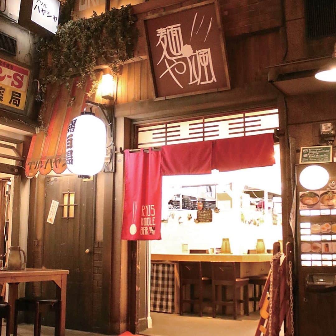 新横浜ラーメン博物館(ramen museum)さんのインスタグラム写真 - (新横浜ラーメン博物館(ramen museum)Instagram)「トロント本店の大人気メニューが登場！ 今年もやります！アニバーサリーラーメン🍜 . 今年の10月17日で「麺や颯 RYUS NOODLE BAR」さんはラー博出店2周年を迎えます🎉 そこで、日ごろの感謝の気持ちを込め、10月5日(月)から10月31日(土)の期間、アニバーサリーラーメン「鶏白湯醤油ラーメン」を販売！ . 鶏と野菜の旨味が凝縮した鶏白湯スープに醤油ダレが合わさったこのラーメンは、トロント本店で提供され大人気のメニュー！ 「メイプルバター乗せ」バージョンは自家製メープルバターが加わることでカナダ流「バター醤油味」が完成！ 醤油とバターで間違いなしの組み合わせです😁 . 【販売日】2020年10月5日（月）～31日(土) 【価　格】950円（メイプルバター乗せ1,000円） . #ラーメン #らーめん #ラー博 #ラーメン博物館 #新横浜ラーメン博物館 #新横浜 #rahaku #ramen #ramenmuseum #shinyokohamaramenmuseum #shinyokohama #instafood #麺や颯 #RYUSNOODLEBAR #限定ラーメン #アニバーサリー #アニバーサリーラーメン #鶏白湯 #鶏白湯醤油ラーメン #トロント #カナダ #メイプルバター」9月30日 18時59分 - ramenmuseum
