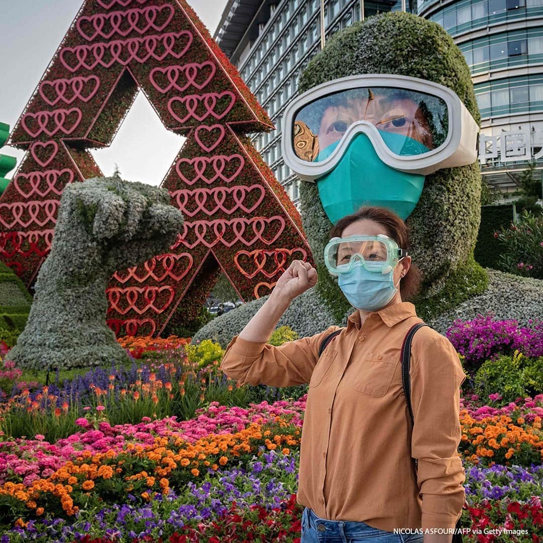 ABC Newsさんのインスタグラム写真 - (ABC NewsInstagram)「A woman poses for a photo in front of a flower display dedicated to frontline healthcare workers during the COVID-19 pandemic in celebration for the upcoming National Day of the People's Republic of China, in Beijing. #china #coronavirus #healthworkers」9月30日 19時00分 - abcnews