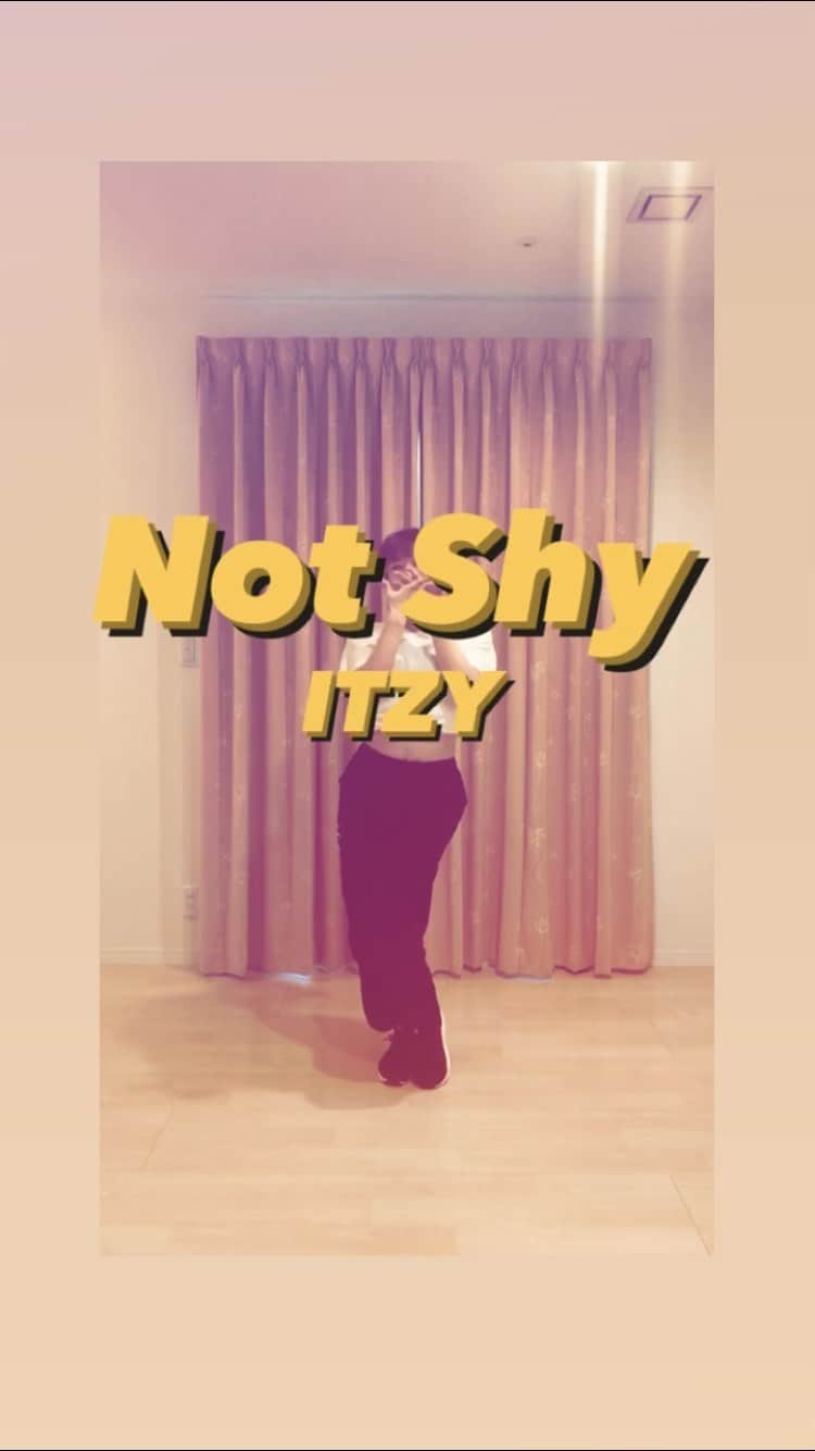 のインスタグラム：「Not Shy - ITZY ・ 安定にITZYの曲もフリもかっこいい😭✨ そして難しい。 ・ #notshy #itzy #kpop #kpopdance #coverdance  #ダンス #ryujin #yeji #lia  #yuna #chaeryeong #있지 #있지 #리아 #류진 #채령 #유나」