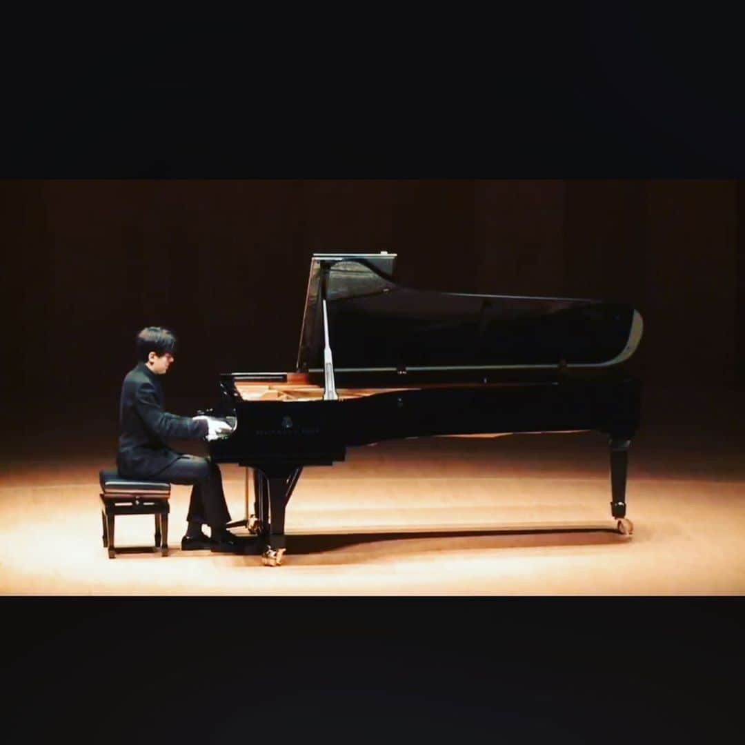 金子三勇士さんのインスタグラム写真 - (金子三勇士Instagram)「アーカイブ配信中！ @japanarts_corp  #金子三勇士 #ピアノリサイタル #横浜みなとみらいホール #みなとみらい #横浜 #ピアノ #ピアニスト #コンサート #ライブ配信 #イベント #リビングルーム席 #ライブビューイング #エンタメ #音楽 #concert #pianist #MiyujiKaneko  #SteinwayArtist #Japan #Yokohama @steinwayandsons  @umusicjapan」9月30日 19時09分 - miyujikaneko_official