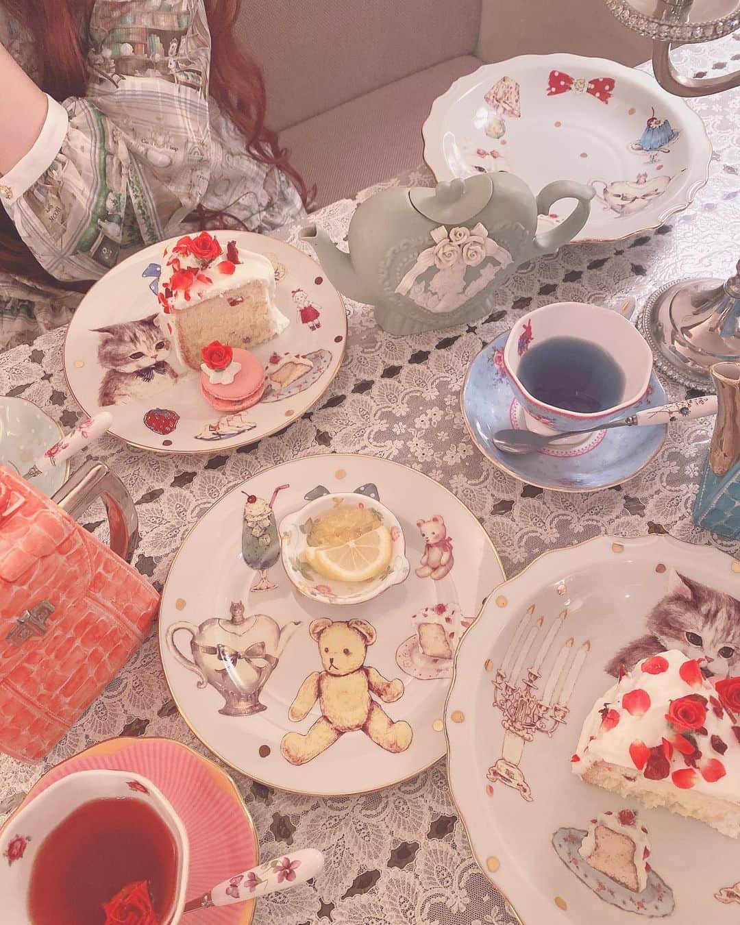 青木美沙子さんのインスタグラム写真 - (青木美沙子Instagram)「@cafe_acorite  さんで、 @franchelippee  さんのお皿でケーキが食べれます🍰カワイイお皿にカワイイケーキ🎂テンション上がりますねー🌹」9月30日 19時09分 - misakoaoki