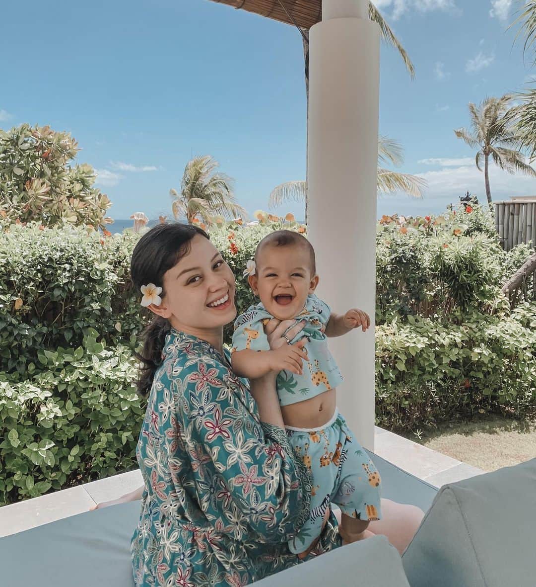 Kimberly Ryderのインスタグラム：「A view straight out to the sea from our bedroom window at @theseminyakbeachresort. I don’t need a white noise maker to put him to bed at night here, the sound of the sea does it for me. 🌊 Oh and I can’t help but share this pic of us 3 as elephants. 🐘🌸 📷 @edward_akbar」