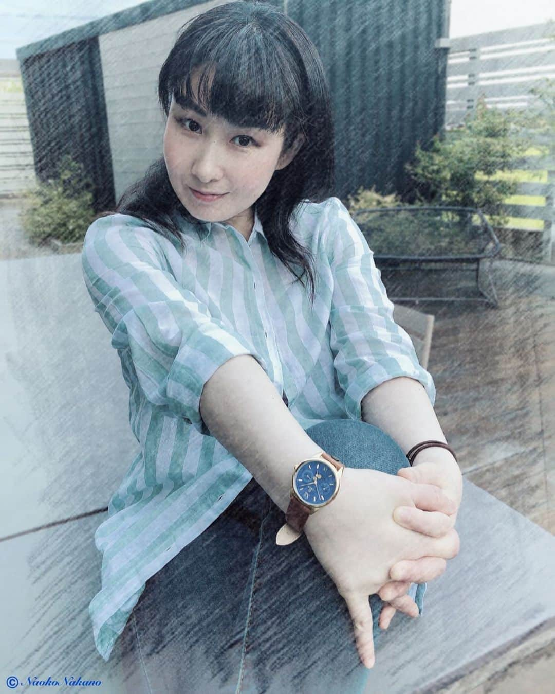 中野菜保子さんのインスタグラム写真 - (中野菜保子Instagram)「. 「時間の使い方」 @loborjapan . 写真は🍎🍎🍎🍎🍎🍎🍎枚です 3:久方ぶりのポーズ 5:羽根から 6:絵になる 7:そして、絵になる . . ご機嫌いかがですか？（≧∇≦）？ . ジブンだけのビデオメッセージが 中野から届く 「Era(イーラ・@eramedia.japan)」は 既にお気に入りに 登録して下さった方も いて嬉しいです✨😊✨ . 使い方が わかりづらいかもやけど ハイライトにURLを 貼りましたので よかったら チラ見して下さい🌸🌸🌸 . . 来月はちょこっと お仕事が集中していて (またお話させて下さい😌) . テンション上がるwのです❗️❗️ . . 天使のケーキを 食しながら思う。 いかに上手く時間を使うか。 . 丁寧なお仕事を。 . . 他人から 追いかけられるような仕事ぶりを。 . 手元は、中野ファンお馴染み LOBOR(ロバー・@loborjapan)さんの⌚️です🌺 . . ロバーさんの時計は 群を抜いて上品で どこにつけていっても 恥ずかしくない🦋 めっちゃ大好きです🌹🌹🌹 . ロイヤルブルー🔵に、 細かい紋様✨をみると 気持ちが引き締まります。 . 大切な時間を ヒトと張り合うことに使おうが やるべきコトをやることに使おうが 真似ばかりして身につかなかろうが 努力してホントの実力をつけようが . どんな風に 時間を使うのか 全ては自分次第🍀🍀🍀 . . 【10%OFFクーポン:naokoia】 で、10%割引されます☆ (使用期限:2021年9月1日まで) . 良い時間を🍀🍀🍀 ＊ ＊ ＊ #lobor #ロバー #腕時計  #時計 #手元倶楽部 #ユニーク #品のいいヒト #普遍的 #時間を大切に #ユニセックス #ストライプシャツ #緻密かつ大胆 #癒しの存在 #アート #ミントグリーンコーデ #絵になる時計 #中野菜保子 #俳優 #actor  #model #ヘップバーン  #moviestar #時計収集家 #使う派 #ナオ部 #オリジナリティ #天使の羽根 #懐かしくて新しい  #era #ビデオメッセージ @loborjapan @syanhaijitensya」9月30日 19時05分 - naokonakano8319