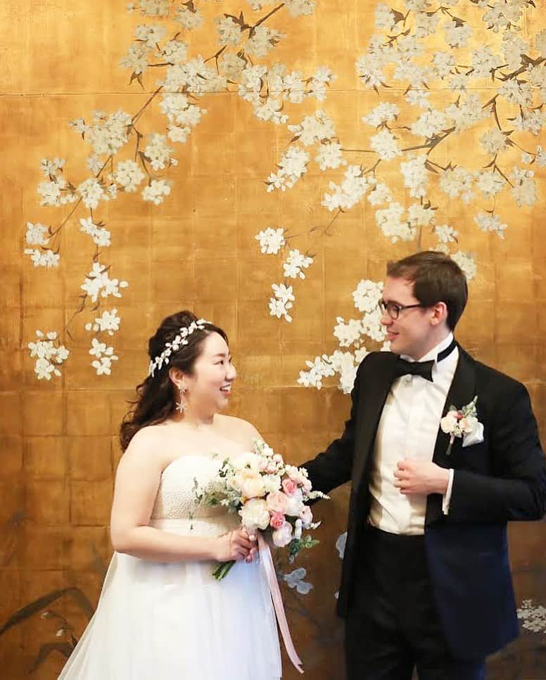 のインスタグラム：「.  5F The Royal Ballroom   会場内壁画の金屏風は 前回ご紹介させていただいた和装だけではなく 新婦様のウェディングドレス姿にも とっても素敵に映えます  @oriental.hotel.wedding  #ohk花嫁  #orientalhotelwedding #orientalhotel #staywedding #treatdressing  #ステイウェディング #オリエンタルホテル #オリエンタルホテル旧居留地」