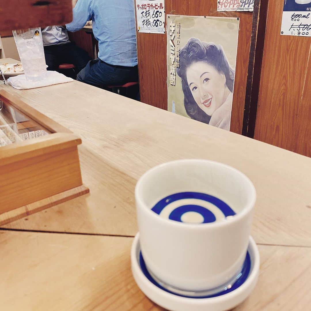 佐藤尚之のインスタグラム：「独りで熱燗を飲んでいるのだが、美女がさっきからずぅっと目線を送り続けてくれていてソワソワする。  目だけでも意外と会話はできるな。  #言葉は難しすぎる　 #キンミヤ焼酎  #飲んでるのは熱燗だけどね  #秋の微妙な気温でのちょっと汗をかく感じの熱燗が好き」