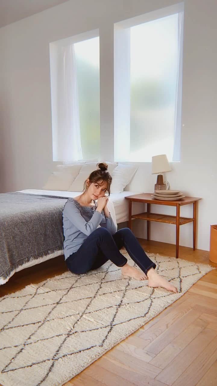 のインスタグラム：「. ( @tocco_closet )のルームウェア撮影🛏🌟 これはお出掛けにも使えるトップス💕 モコモコの可愛いルームウェアもあったので お楽しみに(((o(*ﾟ▽ﾟ*)o)))！♡ . #shooting」