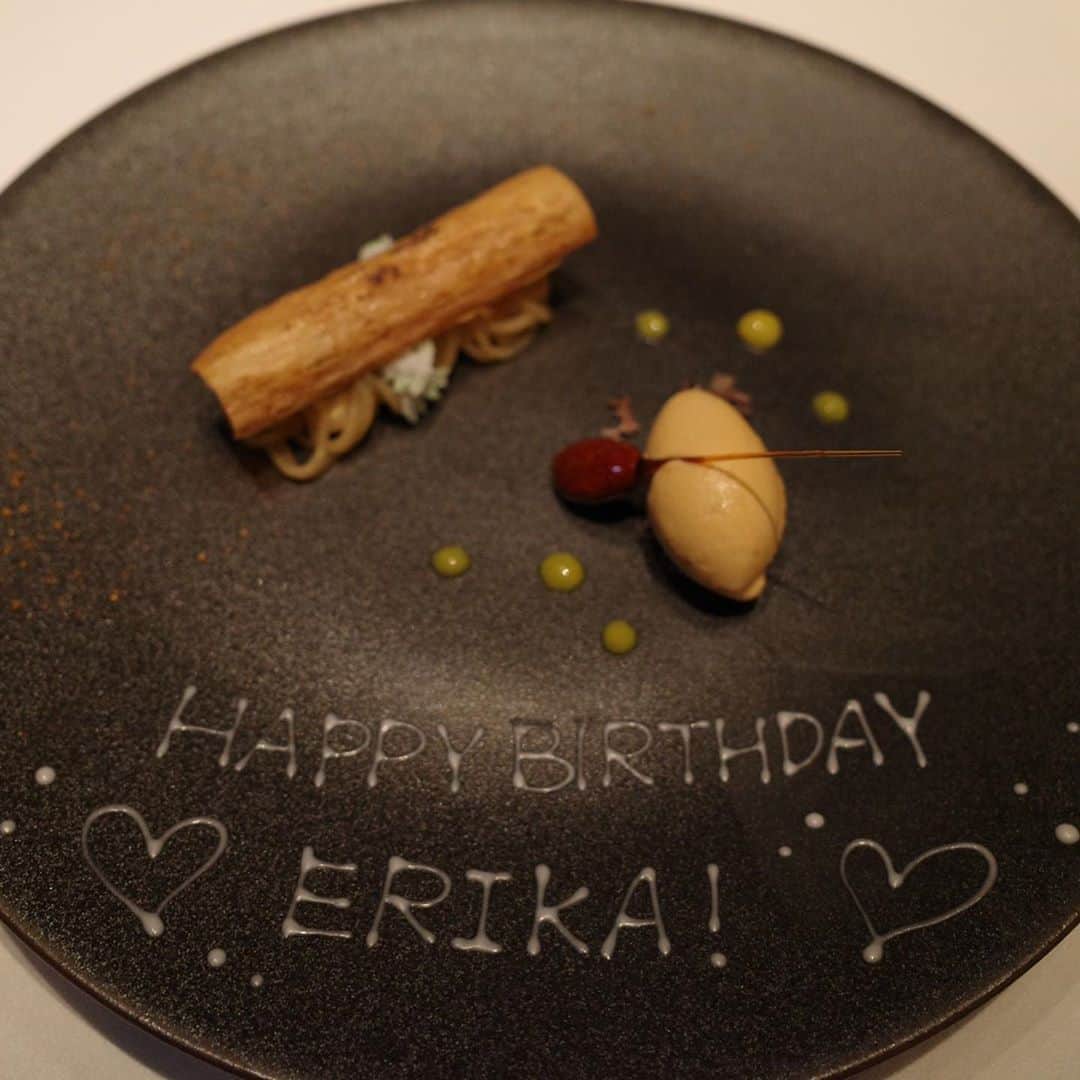 Sasaki Erikaさんのインスタグラム写真 - (Sasaki ErikaInstagram)「【お誕生日ディナー】﻿ ﻿ 昨日は、34歳のお誕生日でした✨﻿ ﻿ たくさんのお祝いコメントやメッセージ﻿ 皆さん、ありがとうございます😭🙏✨﻿ （返信お待ち下さい🙏）﻿ ﻿ ﻿ ﻿ こんなにお祝いしてもらえるなんて﻿ 33年間生きてきて良かった😍﻿ ﻿ …と大袈裟ながら感じました❤️﻿ （ありがとうございます😭）﻿ ﻿ ﻿ ﻿ ﻿ ﻿ さて、昨日は夫に誕生日を﻿ お祝いしてもらいました✨﻿ ﻿ ﻿ ﻿ 『えりちゃんがもう34歳かぁ。﻿ 出会った頃は25歳だったのに…感慨深いなぁ』﻿ ﻿ ﻿ ﻿ という夫は、実は何気に大のサプライズ好きで﻿ ﻿ ﻿ 30歳のお誕生日には30個のプレゼントを﻿ 全て選んで送ってくれたり←﻿ （朝からピンポンラッシュが凄かった）﻿ ﻿ ﻿ いつも、プレゼントの中身は秘密が﻿ お約束なのですが…﻿ ﻿ ﻿ ﻿ 今年に限っては﻿ ﻿ 『バックとかアクセサリーはいらないから﻿ 美容代として好きに使わせて！』﻿ ﻿ というワガママ過ぎる嫁の要望により﻿ プレゼントは初の現ナマに😂笑﻿ （色気ないね）﻿ ﻿ ﻿ ﻿ だからこそ、プレゼントは﻿ 全く期待していなかったのですが…﻿ ﻿ ﻿ ﻿ ﻿ ﻿ 昨日の昼間、たくさんのお祝いメッセージに﻿ 目を通していたらピンポン🏓←﻿ ﻿ 宅配便の中身を見てみると﻿ 仕事へ出かけた夫から花束が✨﻿ ﻿ しかも花瓶付き😍﻿ ﻿ ﻿ ﻿ 『分かってるやつだぜ』﻿ ﻿ と、独り言を言いつつ﻿ ディナーの待ち合わせ場所に向かい﻿ 夫に連れて行かれたのは東京會舘。﻿ ﻿ ﻿ ﻿ 『場所はサプライズね！』﻿ ﻿ 『ここは役員が接待で使う所なんだよ』﻿ ﻿ と、誇らしげに案内してもらいました❣️﻿ ﻿ ﻿ ﻿ ﻿ ﻿ どこでお祝いしてくれても嬉しいけど﻿ 毎年レストランのクオリティが上がっていくと﻿ 夫が立派になっていくのを肌で感じられるみたいで嬉しい✨﻿ ﻿ ﻿ ﻿ ﻿ お店の雰囲気やサービスはさることながら﻿ 季節の和の食材をふんだんに使った﻿ フレンチで、物凄く美味しかった😍﻿ ﻿ たぶん、今まで行ったフレンチのなかで﻿ 味の美味しさは佐々木的ダントツ一位🥇﻿ （ありがとうございます😍）﻿ ﻿ ﻿ ﻿ まさに、味覚の芸術💐﻿ ﻿ 秋に生まれて本当に良かった！！﻿ ﻿ ﻿ ﻿ ﻿ ﻿ ﻿ そして、デザートのタイミングで﻿ おもむろにプレゼントを取り出す夫🎁﻿ ﻿ ﻿ 『今年は、現金のリクエストだったから﻿ 大したもんじゃないんだけど﻿ 何もないのもどうかと思ってさ』﻿ ﻿ 『えりちゃんに一番必要なものを﻿買ってきたよ！』﻿ ﻿ ﻿ と、またまたサプライズで﻿ キーホルダーをプレゼントしてくれました❤️﻿ ﻿ ﻿ ﻿ ﻿ ﻿ 実は、プロポーズの時に指輪と一緒にもらった﻿ Tiffanyのキーホルダーが錆びてボロボロで﻿ 使えなくなってしまったので﻿ ﻿ もうずっと裸で鍵を持ち歩いては、よく無くして﻿ しょっちゅう大騒ぎしていたのでした笑﻿ （早く買えよ）﻿ ﻿ ﻿ ﻿ ﻿ 『もう絶対に無くさない様に﻿ 鍵より大きいキーホルダー探したんだ』﻿ ﻿ ﻿ と言ってくれた夫は﻿ 普段は、真剣な話をしても裸で踊っていたりして﻿ マトモに返答してくれないのですが…﻿ （どんな状況）﻿ ﻿ ﻿ ﻿ こういうプレゼントもらうと﻿ 私の生活をよく見てくれてる気がして嬉しい😍﻿ ﻿ ﻿ ﻿ ﻿ ﻿ 二次会のバーに向かう途中、会話の中で…﻿ ﻿ 『パパは優男じゃないよ。男らしいから優しいの！﻿ 私の中では、凄く男らしい人なんだけどなぁ』﻿ ﻿ と、言うと…﻿ ﻿ ﻿ ﻿ 『筋肉隆々系男子だから！なめないでよね！』﻿ ﻿ 『パパりん歓喜の舞〜！』﻿ ﻿ ﻿ と、有楽町のど真ん中で﻿ なぜか右腕を天に掲げ、脂肪をゆさゆさ揺らして﻿ フラワーロックよろしく踊ってましたが…笑﻿ （外でやめろや）﻿ ﻿ ﻿ ﻿ ﻿ ﻿ 忙しい仕事を調整して﻿ お祝いしてくれて感謝の嫁なのでした❣️﻿ ﻿ ﻿ ﻿ ﻿ ﻿ ﻿ #34歳になりました﻿ ﻿ ﻿ ﻿ ﻿ ﻿ ﻿ ﻿ ﻿ #美容垢 #美容垢さんと繋がりたい #美容垢さんとつながりたい #美肌になりたい #メイク好きな人と繋がりたい #メイク好きさんと繋がりたい #メイク好きと繋がりたい #メイク好きな人と繋りたい #美容好きな人と繋がりたい #美容好きさんと繋がりたい #美容好きさんと繋がりたい #美容好きと繋がりたい #美容好きな人 #美容好き集まれ #おしゃれさんと繋がりたい #おしゃれ好き #オシャレコーデ #オシャレさんと繋がりたい #オシャレな人と繋がりたい」9月30日 19時10分 - sasaeri_erikasasakura